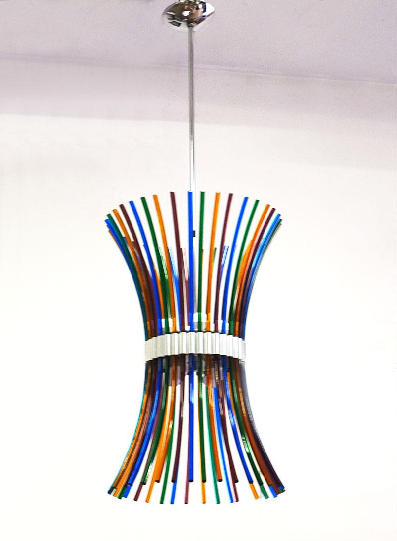 Tamiri Artemide Kronleuchter hergestellt von Veart design Roberto Pamio 1970er Jahre.
Verchromte und lackierte Metallstruktur mit verstellbarer Höhe, Diffusor aus mundgeblasenen mehrfarbigen Glasstäben.
Auf der Innenseite eingebrannt.
In