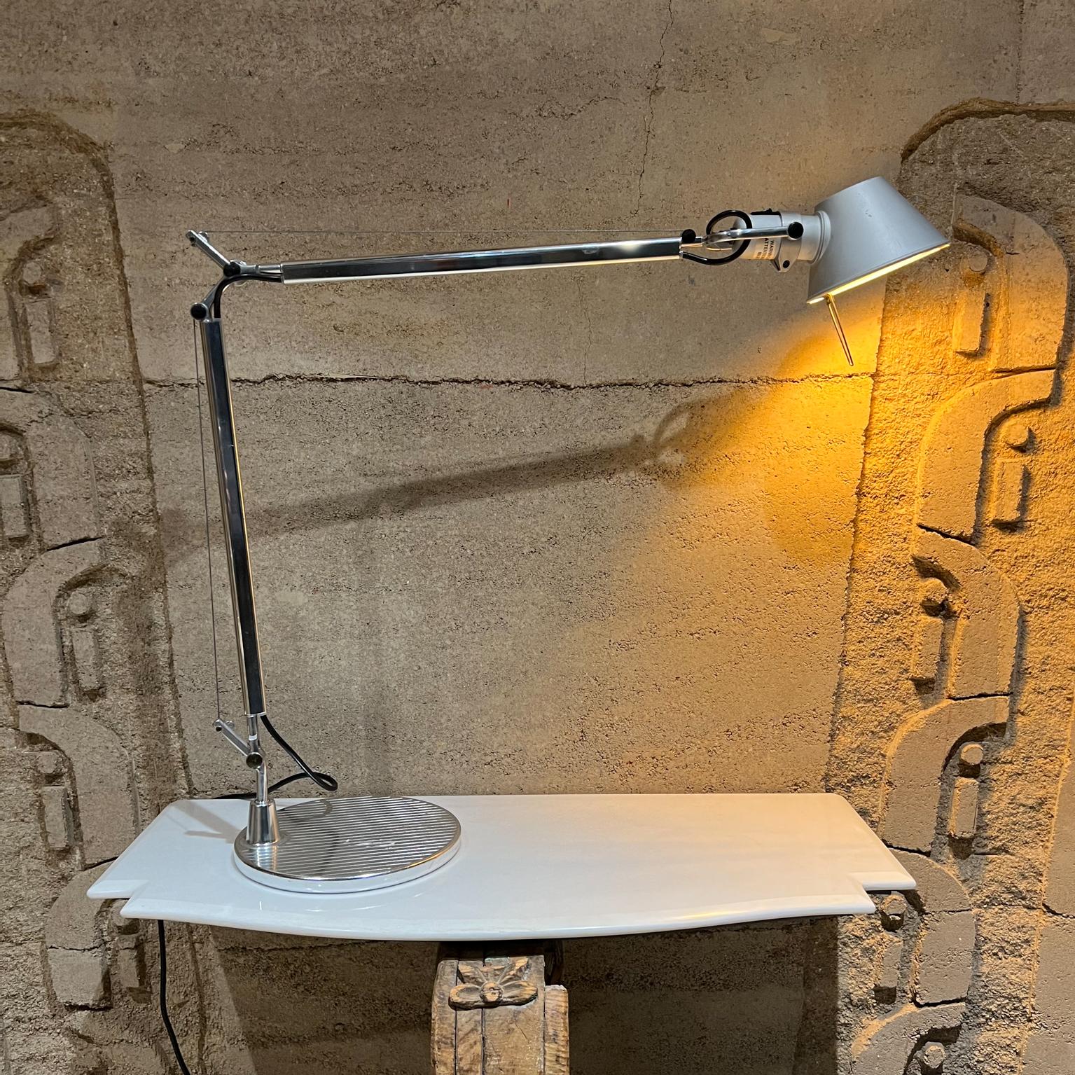 Modern Artemide Classic adjustable balance Task Desk Lamp with Base Tolomeo Light Milano ITALY
Maker Stamp present. Created for Artemide in 1987 by Michele De Lucchi and Giancarlo Fassina.
41 tall x base is 9 in diameter 21 d adjustable
Preowned