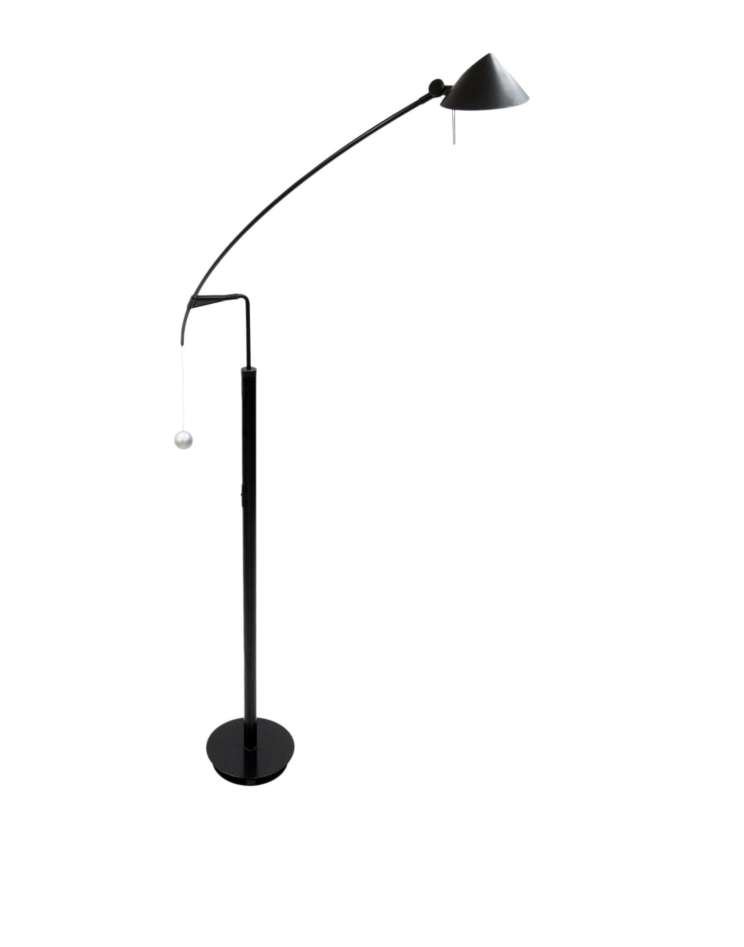 Very nice designed floor lamp. Adjustable in any direction you want. Halogen comes
with a build in dimmer. Counter weight using a solid steel ball, 1989
It is labeled underneath the base: Artemide Milano Modelo Nestore Lettura Design Carlo