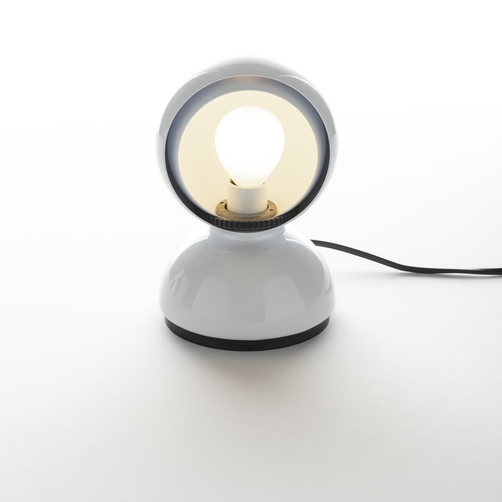 Icône du design industriel italien, Eclisse peut fournir une lumière directe ou diffuse. Inspirée d'une lampe de mineur utilisée par le héros Jean Valjean dans Les Misérables, la lampe est composée d'une coque extérieure fixe et d'une coque