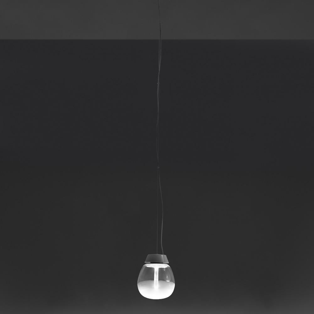 Available in all formats and three body sizes, Empatia is marriage of art and science.
The handblown glass diffuser displays an ombré progression of opacity from transparent to frosted from base to top allowing efficient light diffusion without