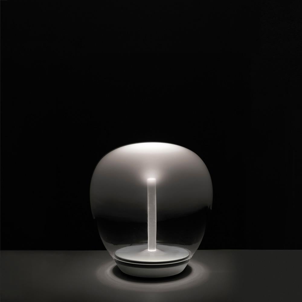 Available in all formats and 3 body sizes, Empatia is marriage of art and science. 

The handblown glass diffuser displays an ombré progression of opacity from transparent to frosted from base to top allowing efficient light diffusion without glare.