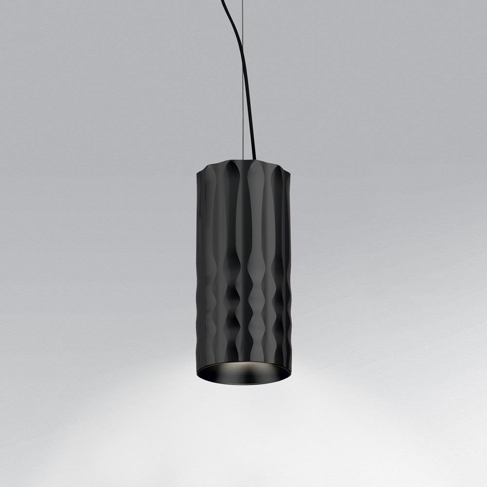 Fiamma is a systemic lighting element designed to respond to the needs of the contract sector, yet well suited also for everyday living environments. An anodized aluminum cylinder with a specific texture – a perfect combination of look and