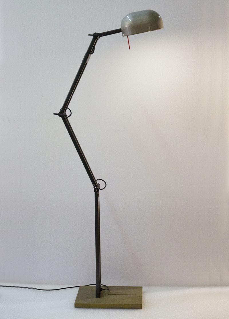 Rara lampada da terra Adone design CP & CR Associati per Artemide anni '80
Struttura in alluminio verniciato regolabile in altezza e inclinazione, base in pietra.
Firma incisa sulla base.
In ottime condizioni.
Base 40 x 25 cm - H. H. massimo 200 cm.