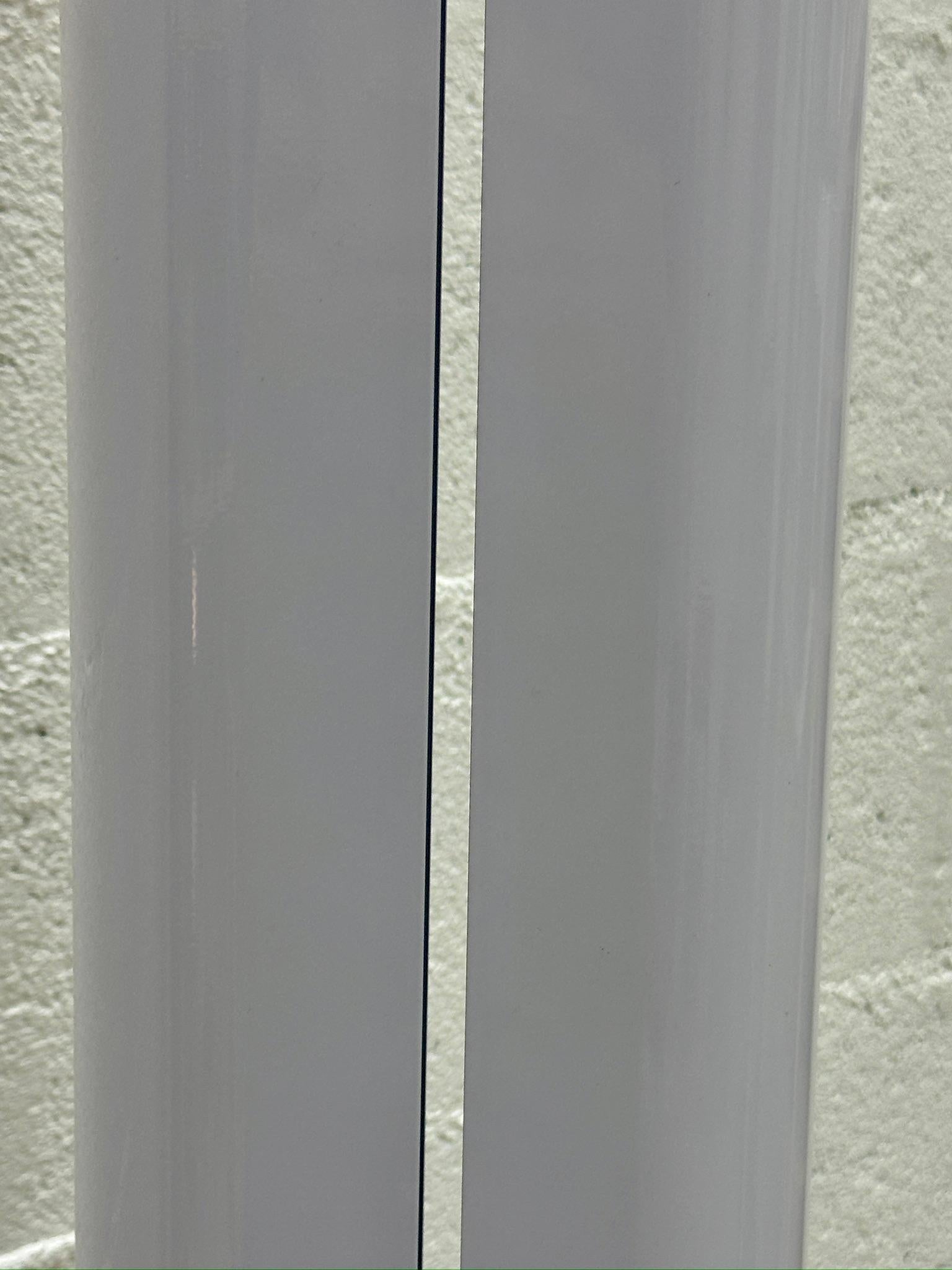 Increíble lámpara de pie Artemide Gianfranco Frattini Megaron Diseño moderno italiano. 

Esta lámpara de pie Megaron de mediados de siglo, alta y sorprendentemente minimalista, en esmalte negro, de Gianfranco Frattini para Artemide, procede de