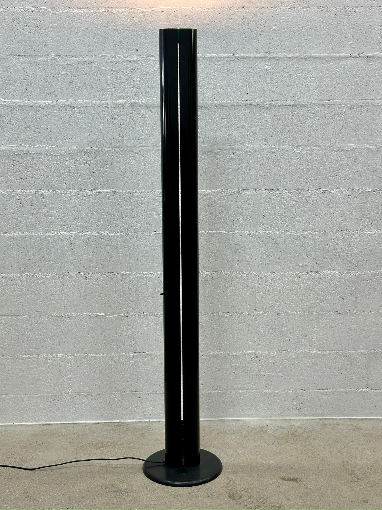 Increíble lámpara de pie Artemide Gianfranco Frattini Megaron Diseño moderno italiano. 

Esta lámpara de pie Megaron de mediados de siglo, alta y sorprendentemente minimalista, en esmalte negro, de Gianfranco Frattini para Artemide, procede de