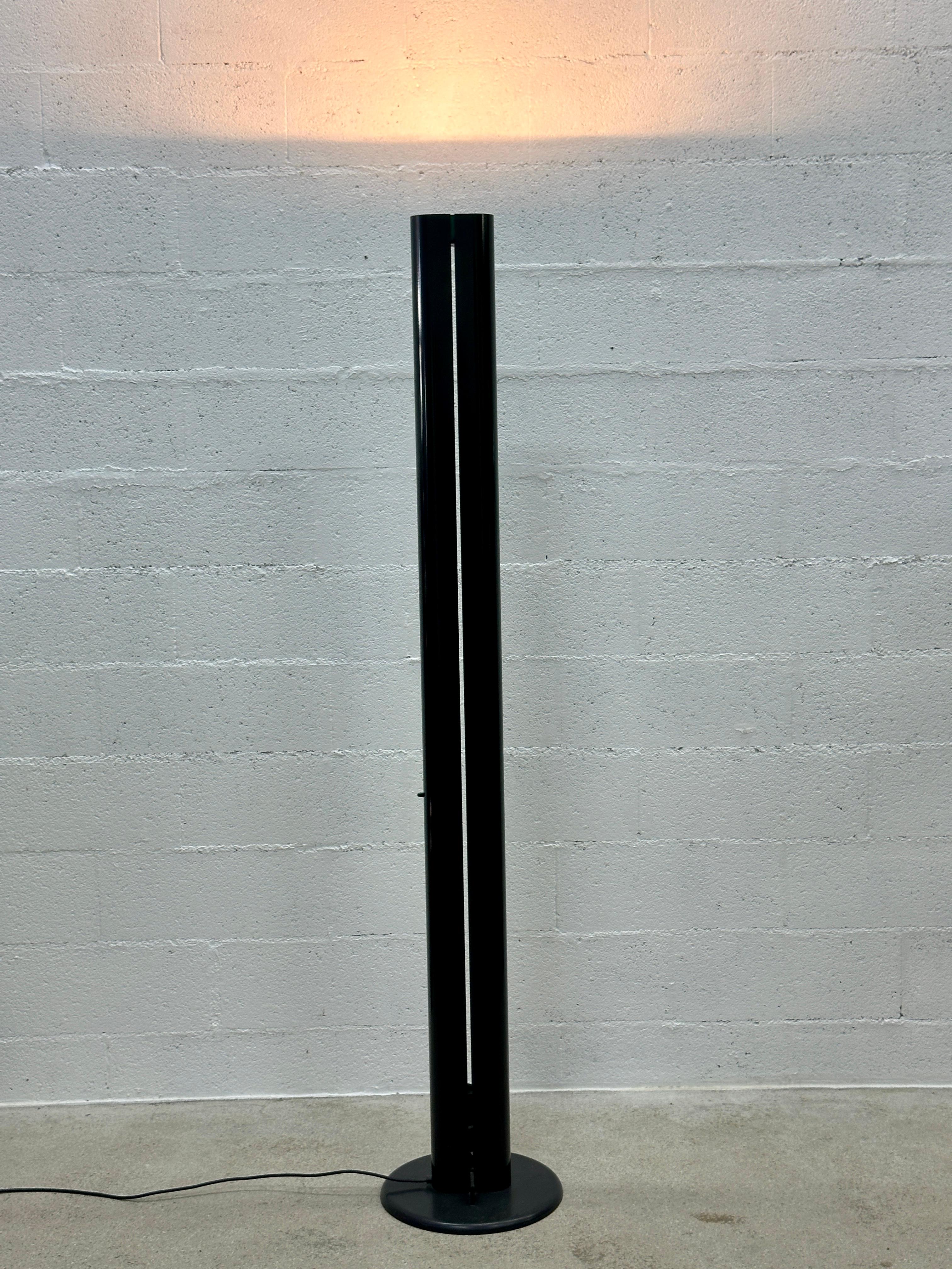 Artemide Gianfranco Frattini Lámpara de pie Megaron Diseño moderno italiano 1980 Italiano en venta