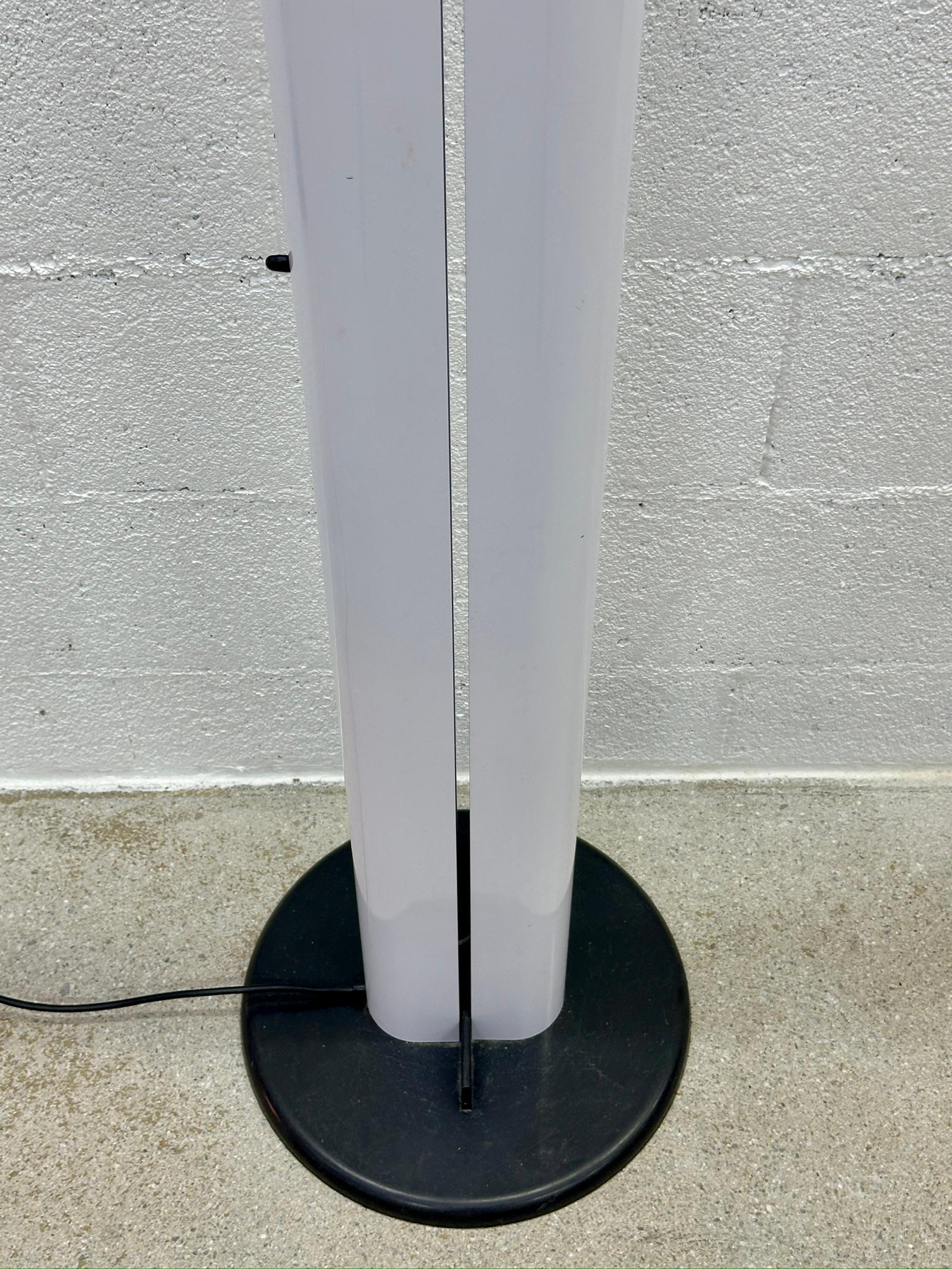 Artemide Gianfranco Frattini Lámpara de pie Megaron Diseño moderno italiano 1980 en Bueno estado para la venta en Genève, GE