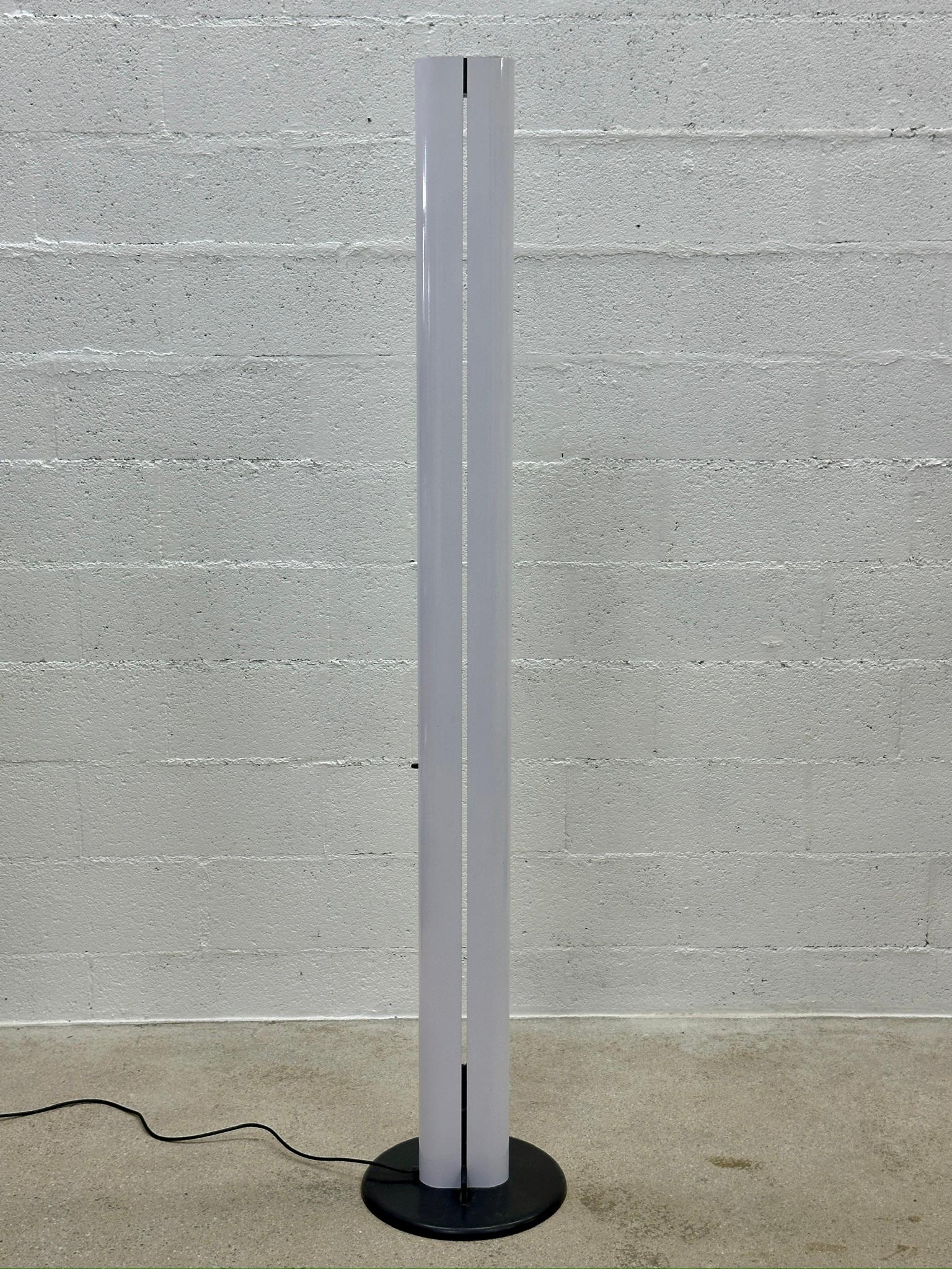 Artemide Gianfranco Frattini Lámpara de pie Megaron Diseño moderno italiano 1980 finales del siglo XX en venta