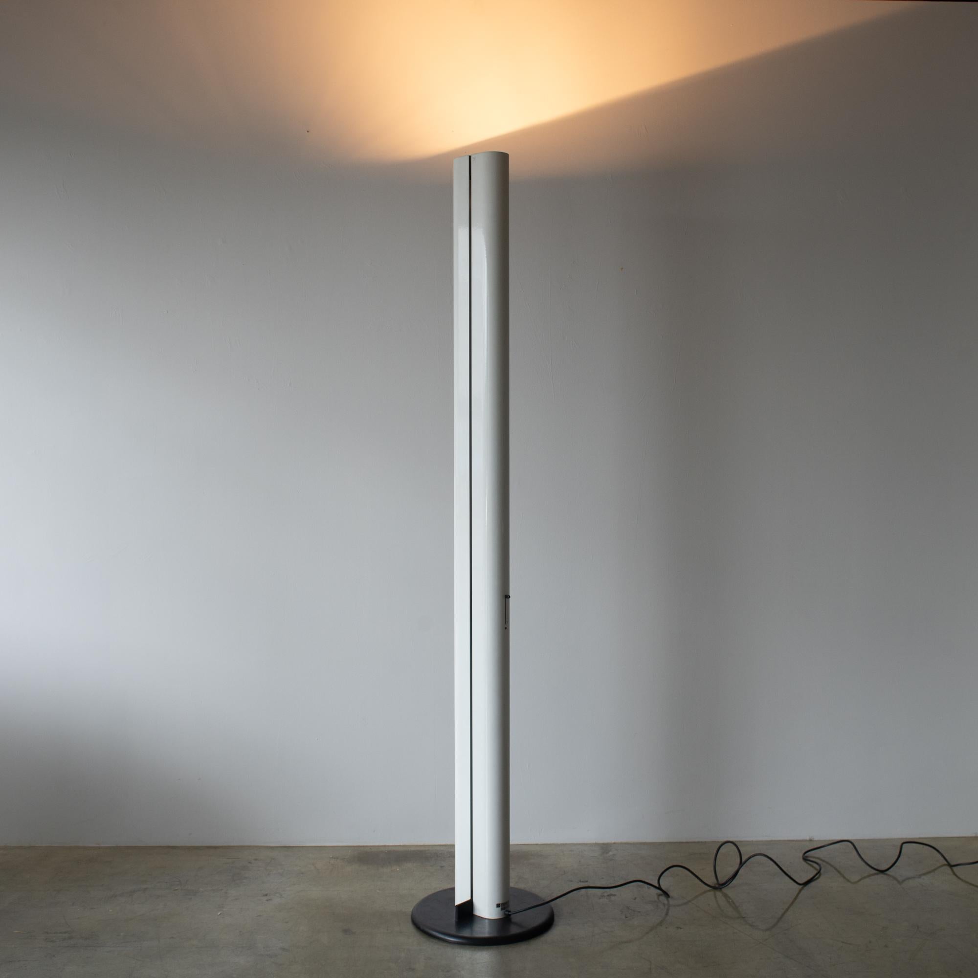 Dipinto Artemide Gianfranco Frattini Megaron lampada da terra design moderno italiano in vendita