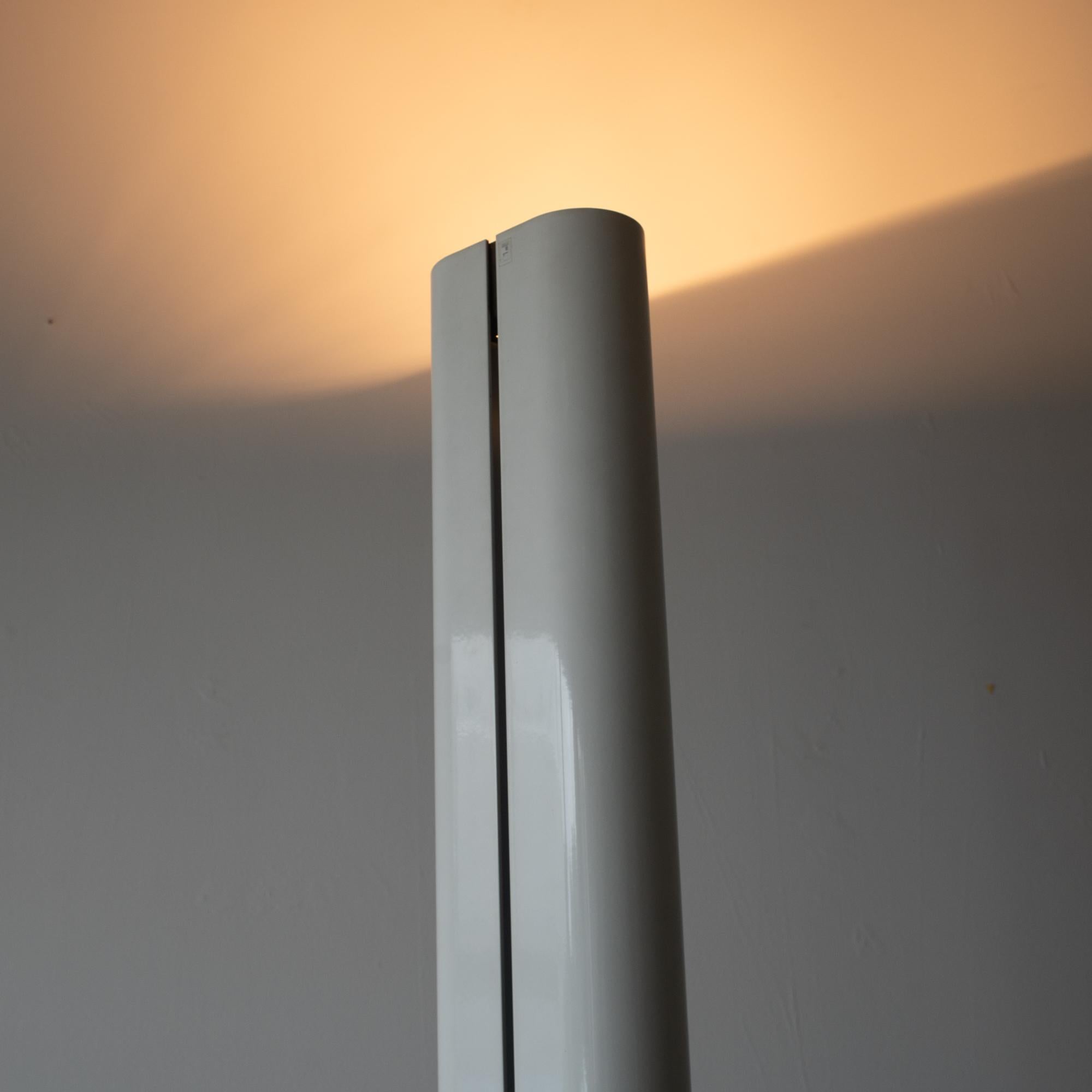 Fine XX secolo Artemide Gianfranco Frattini Megaron lampada da terra design moderno italiano in vendita