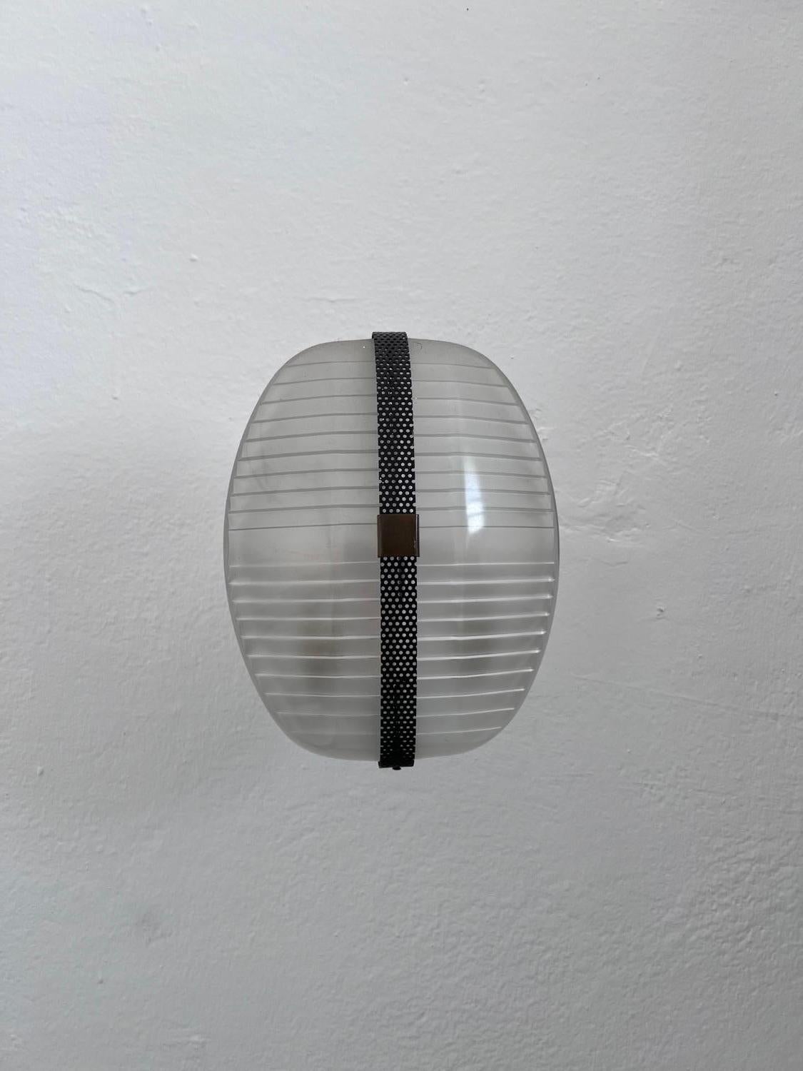Decorative Sconce - Vico Magistretti Design - Artemide Wall Lamp

Penned in 1961 by Vico Magistretti and manufactured by Artemide, the Lambda wall lamp is a timeless Mid-Century Modern design. It makes use of industrial material – it’s crafted in