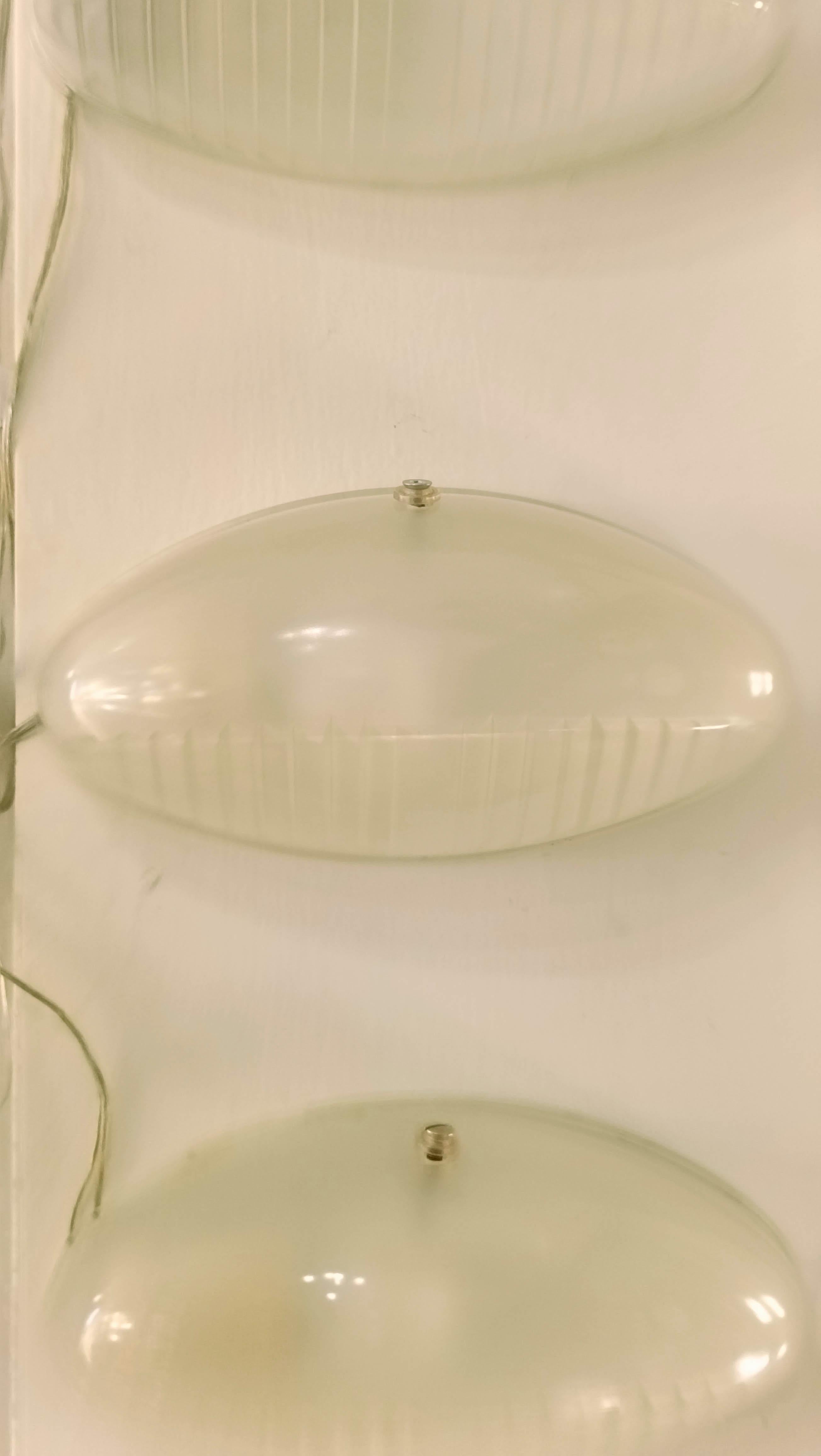 Mid-Century moderno Artemide Lampada da Parete in Vetro Sagomato Stampato, Italia 1960s in vendita