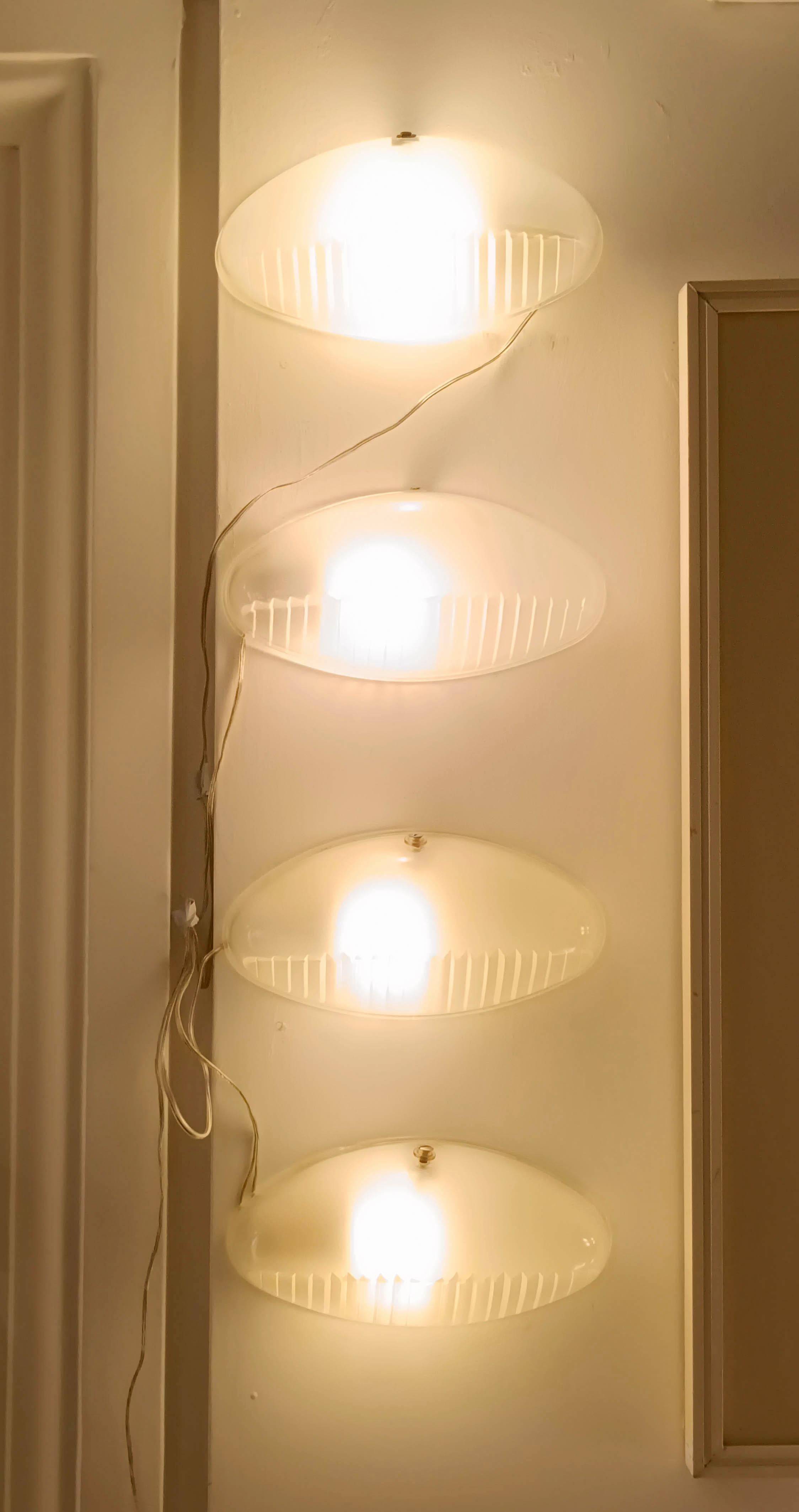 Italian Artemide Lampada da Parete in Vetro Sagomato Stampato, Italia 1960s in vendita