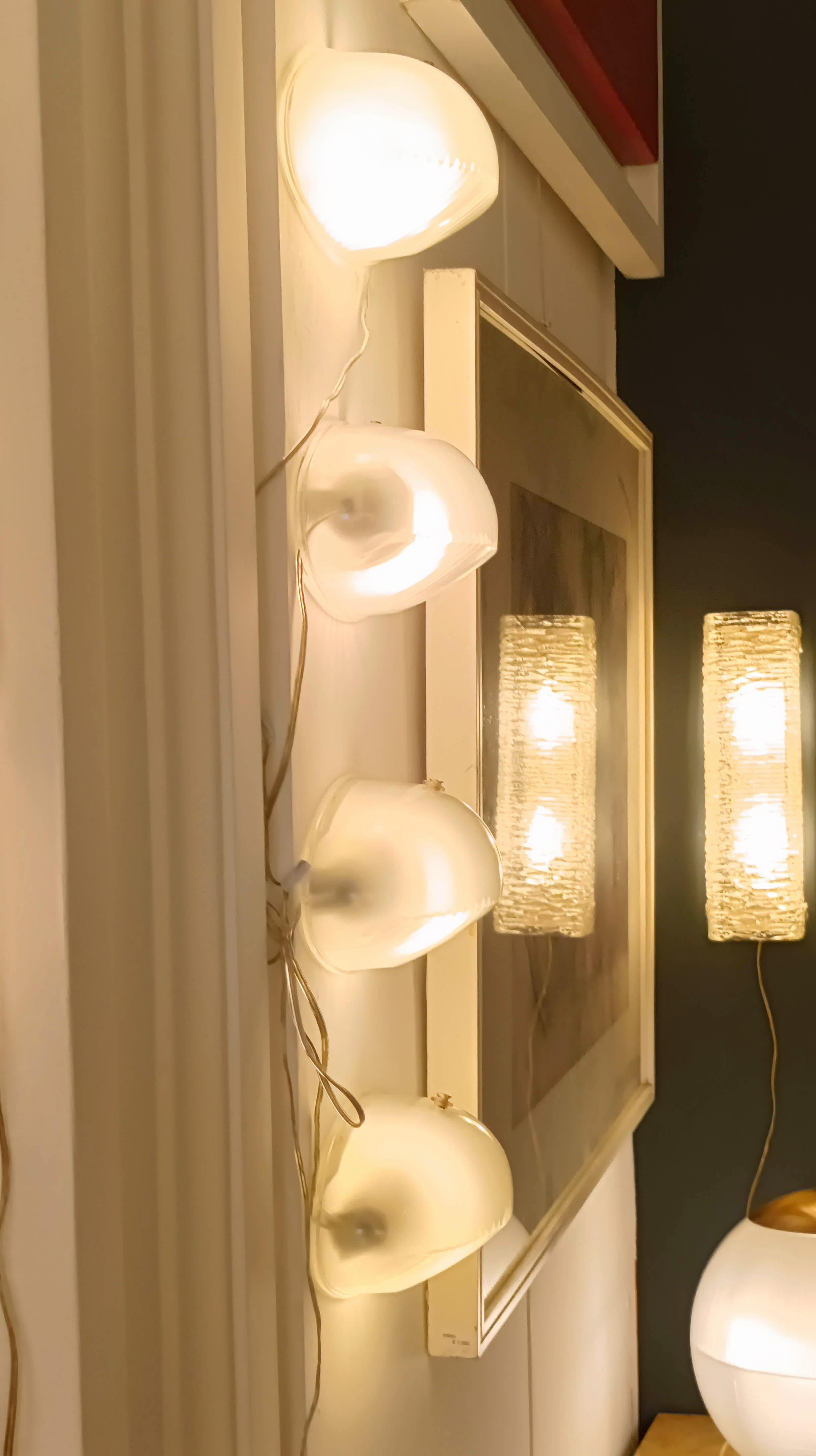 Artemide Lampada da Parete in Vetro Sagomato Stampato, Italia 1960s In condizioni buone in vendita a Naples, IT