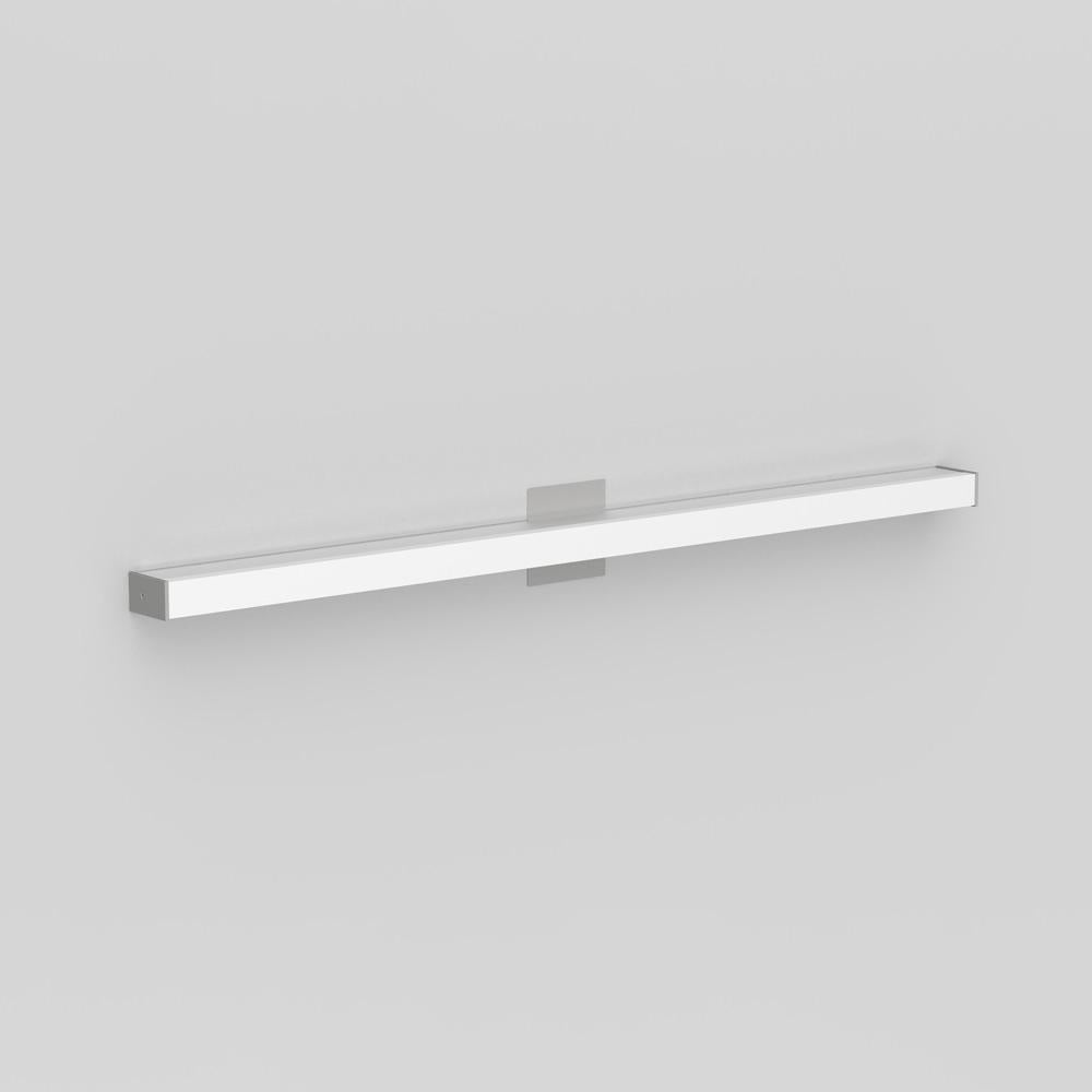 Luminaire mural ou de plafond pour l'éclairage indirect avec une finition en aluminium extrudé, carrée ou arrondie, à revêtement transparent. Les embouts sont peints par poudrage en gris mat. 
Diffuseur en acrylique extrudé avec finition blanche