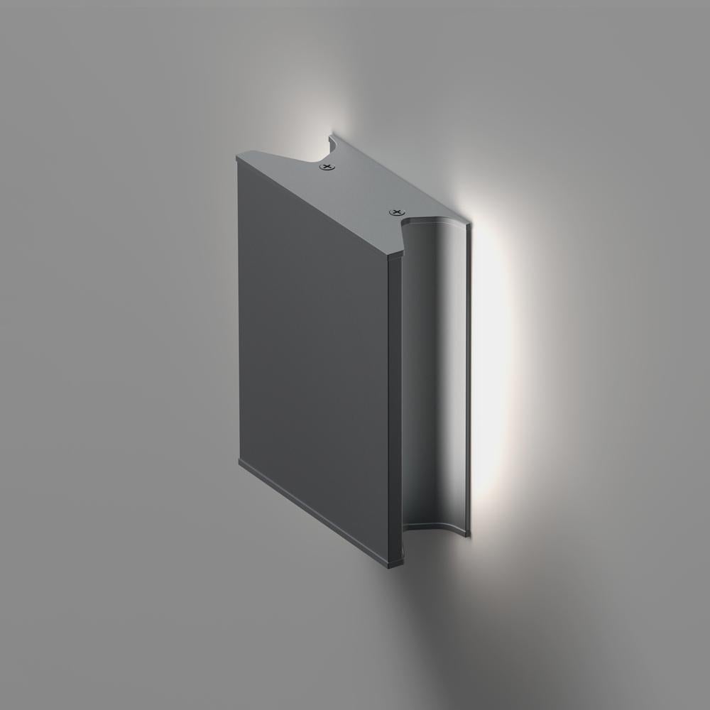 Wand- oder Deckenleuchte für direkte, indirekte oder direkt/indirekte Beleuchtung.

Gehäuse aus stranggepresstem Aluminium in strukturiertem Weiß oder strukturiertem Anthrazit mit auf das Gehäuse abgestimmten Aluminium-Endkappen. Erhältlich in 4