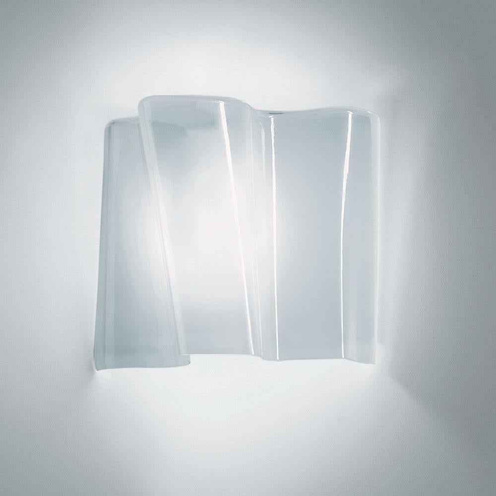 Inspired by the rays of light as they diffuse through the atmosphere, Logico’s blown-glass diffuser takes an organic shape used throughout the collection. 

Available in milky white color, Logico wall work perfectly in conjunction with the glass
