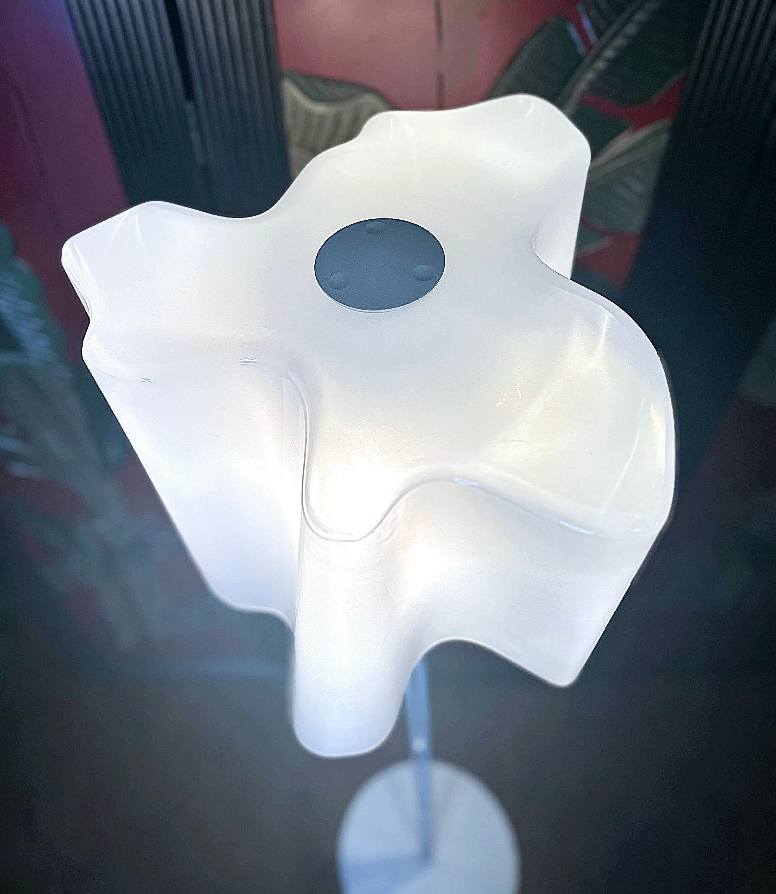 Lampadaire logiquement intuitif Artemide avec verre soufflé à la main  en vente 11