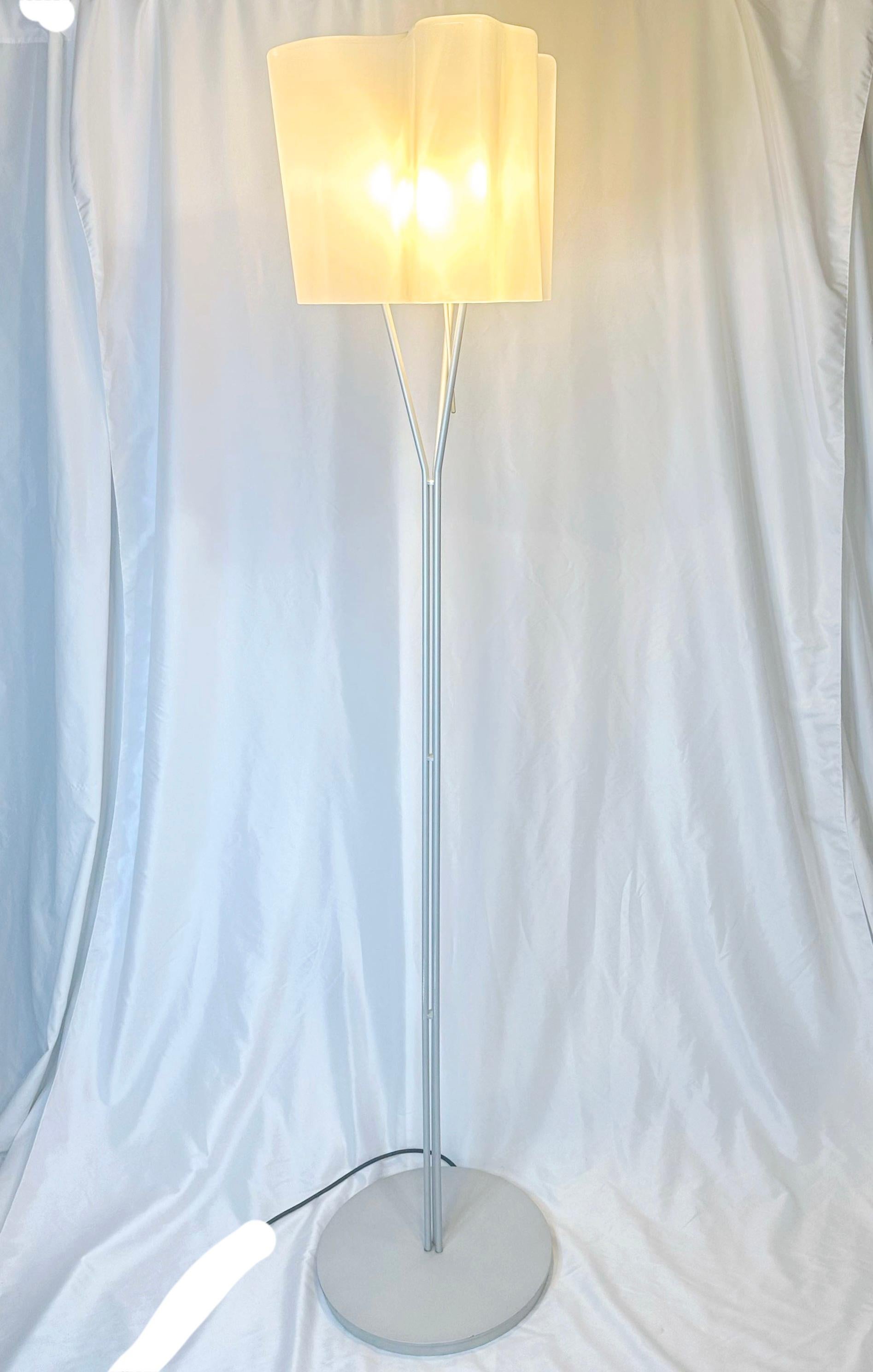 Modern Artemide logico intuitive floor lamp with hand-blown glass  For Sale