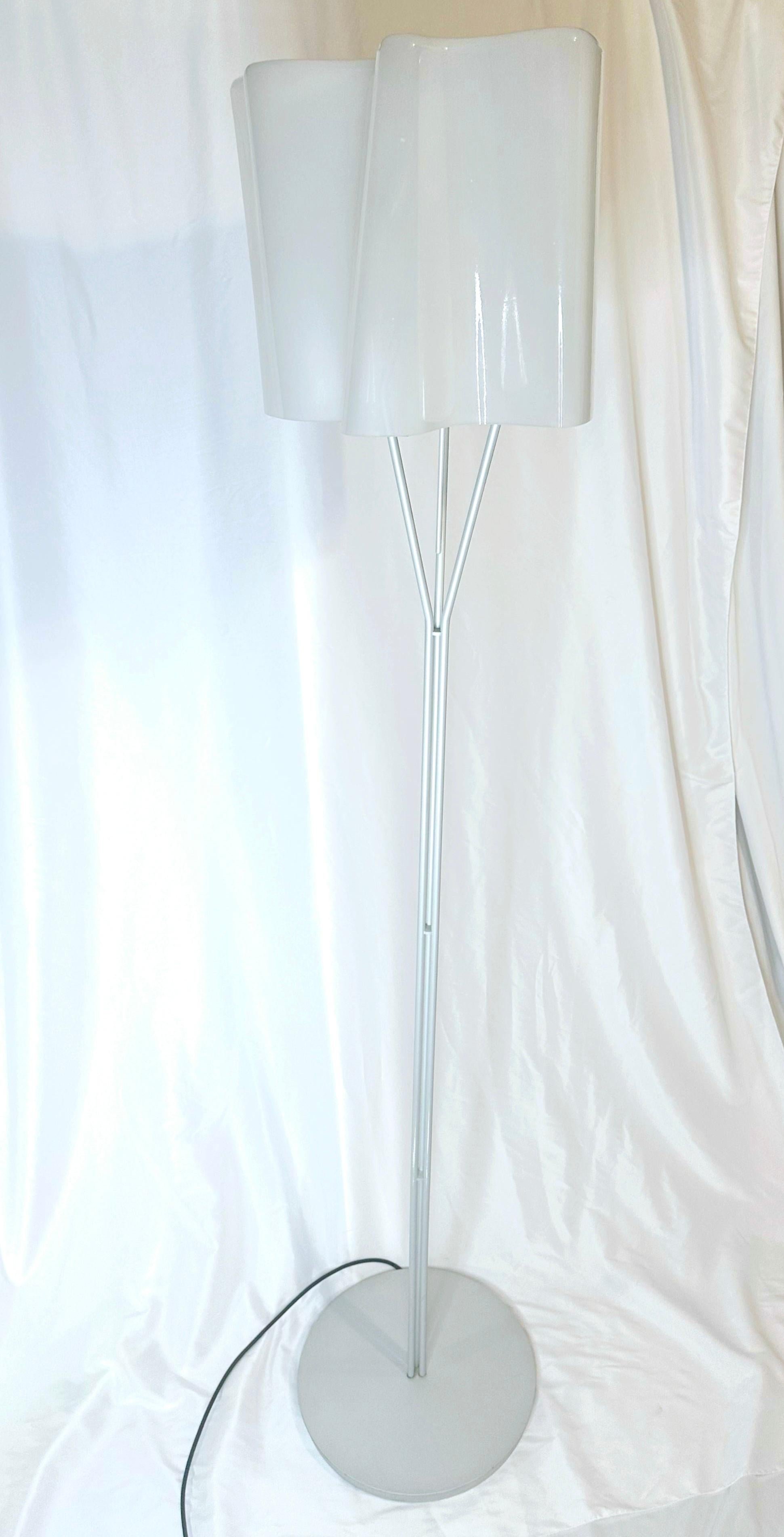 Italian Artemide logico intuitive floor lamp with hand-blown glass  For Sale