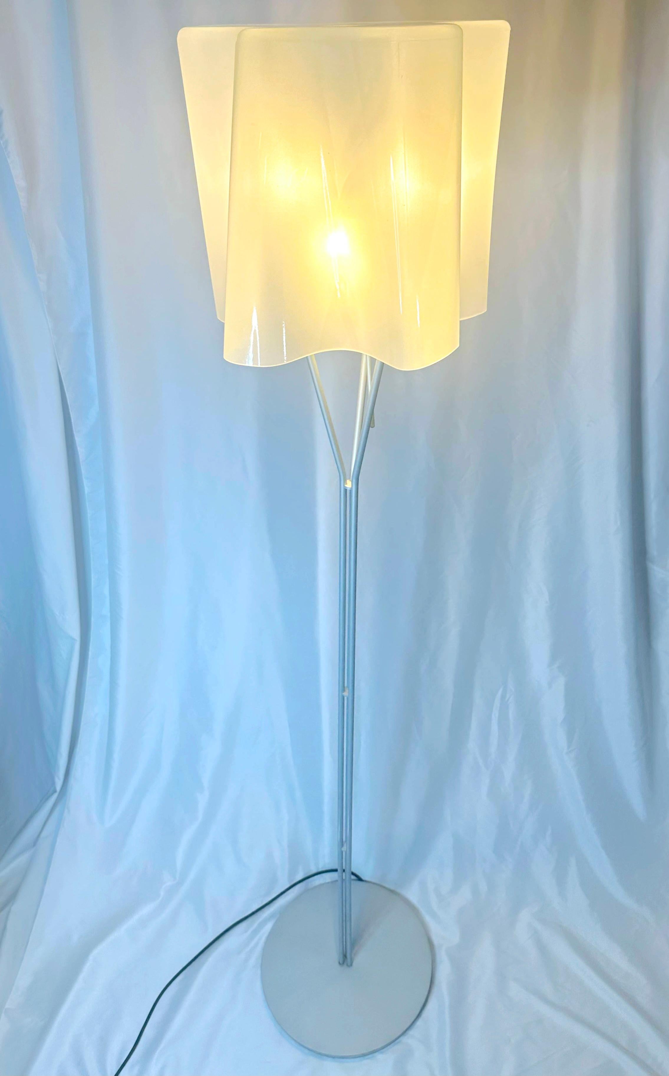 XXIe siècle et contemporain Lampadaire logiquement intuitif Artemide avec verre soufflé à la main en vente