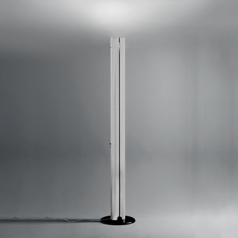 The Artemide Megaron floor led is the new modern edition of the design Classic by Gianfranco Frattini from 1979. 
Steel base coated with thermoplastic resin.
Body in polished anodized aluminum.
The elegant uplighter convinces with its timeless