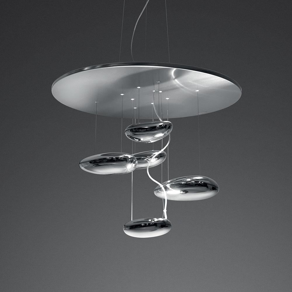 A “floating” assembly of pebbles, Ross Lovegrove’s mercury creates a biomorphic relationship between reflected light and its environment.
Mini and regular suspension and ceiling versions offered as standard sizes with custom configurations