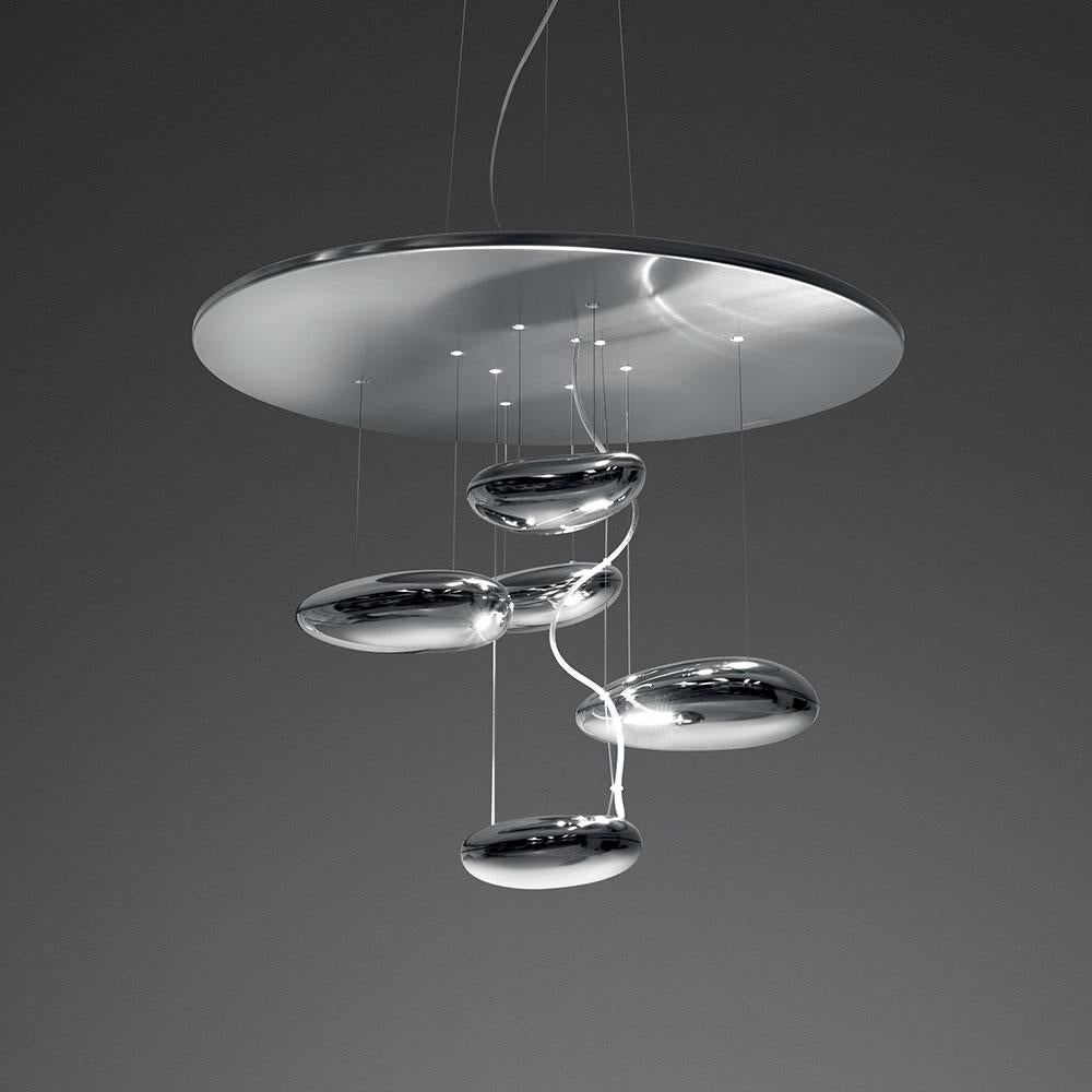 A “floating” assembly of pebbles, Ross Lovegrove’s Mercury creates a biomorphic relationship between reflected light and its environment. Mini and regular suspension and ceiling versions offered as standard sizes with custom configurations endlessly