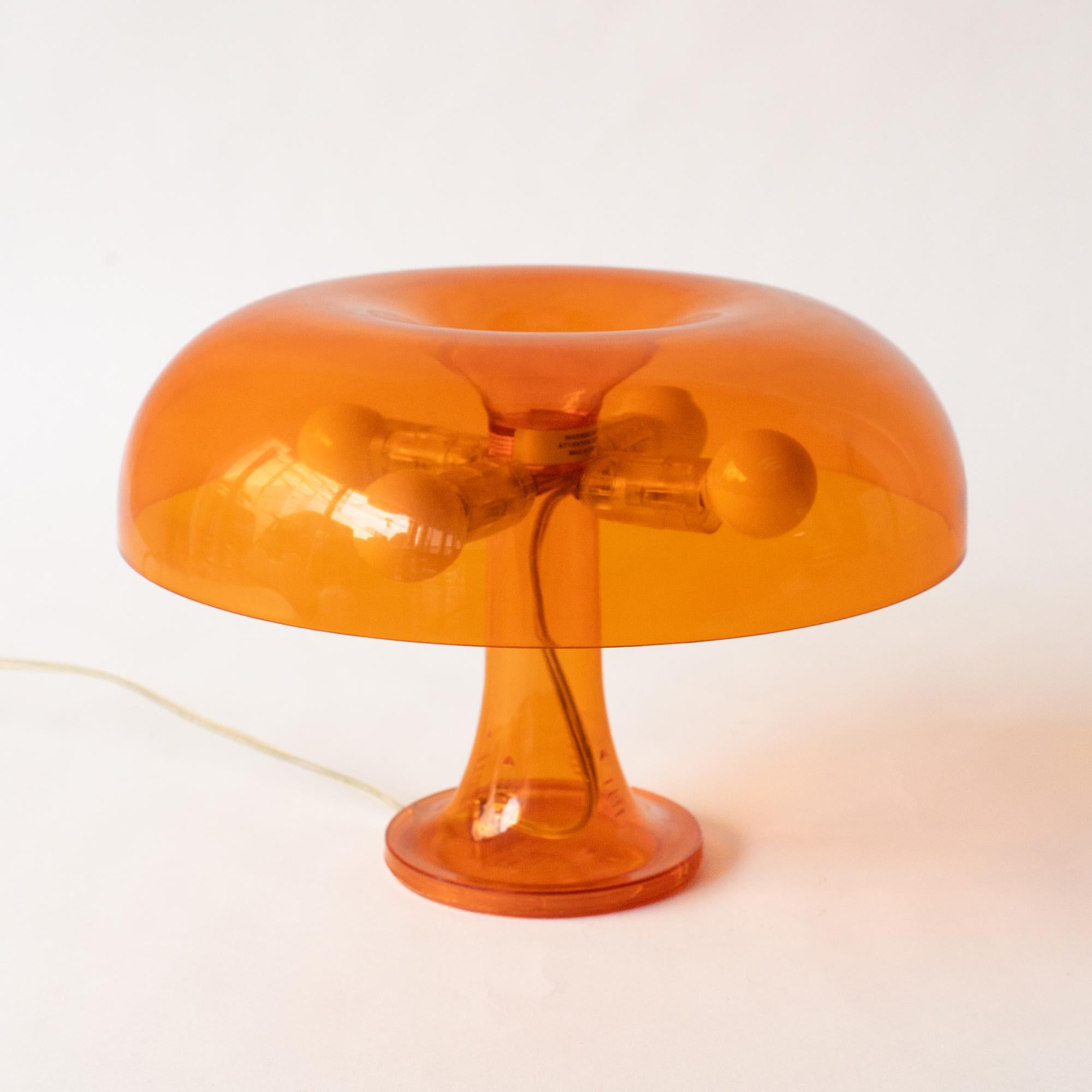 Chef-d'œuvre de lampe de table au design de l'ère spatiale. L'original a été commercialisé dans les années 60 par Artemide.  Il s'agit d'un modèle transparent commercialisé entre la fin des années 90 et les années 2000. Il s'agit d'une conception