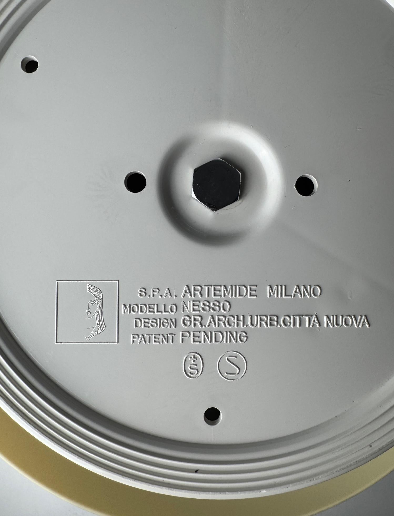 Descubre la Lámpara Nesso, una pieza pionera de la historia del diseño de los años 1967, creada por Giancarlo Mattioli para Artemide Italia. Esta lámpara Nesso de primera edición representa el epítome del movimiento de la Era Espacial, con su