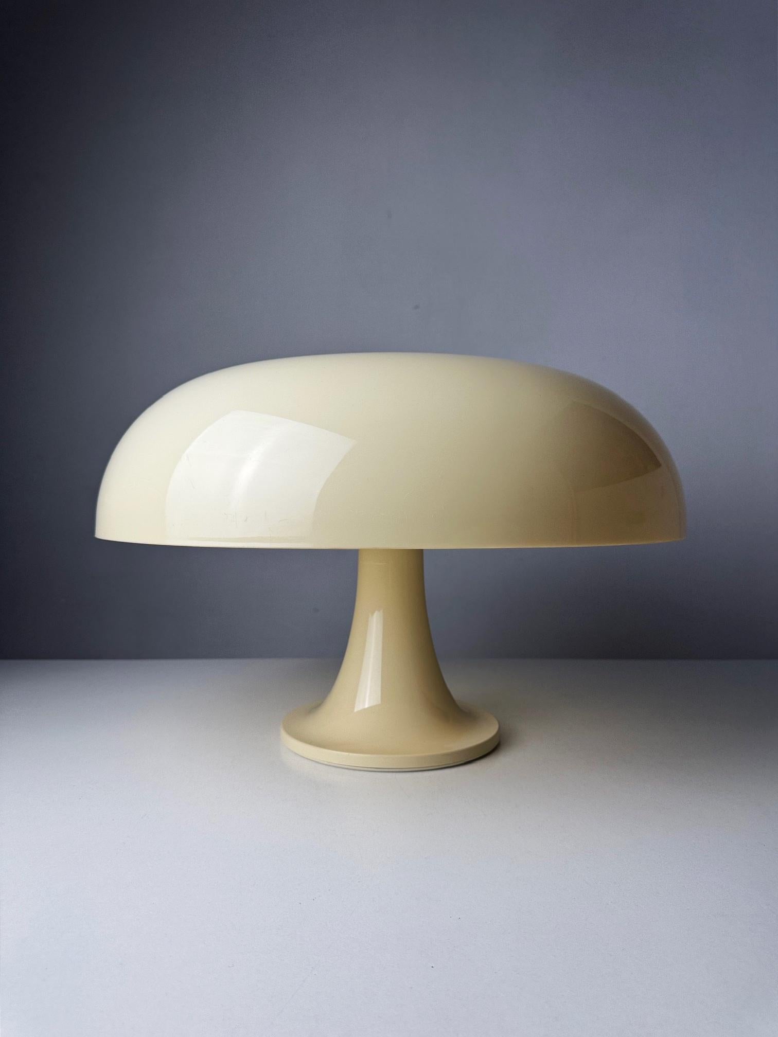 Lámpara Artemide Nesso de Giancarlo Mattioli para G.A.U.C.N. 1970s Italia - 1ª ed. Italiano