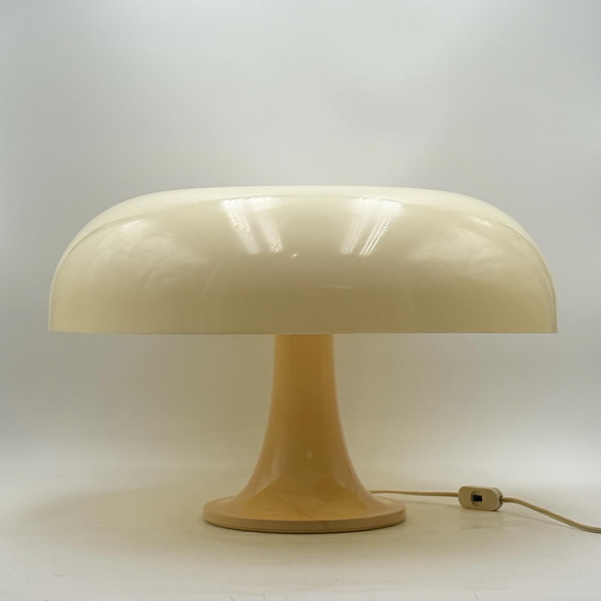 Artemide Nesso Lamp Italian 1960s Off White Resin Space Age Design For Sale 5