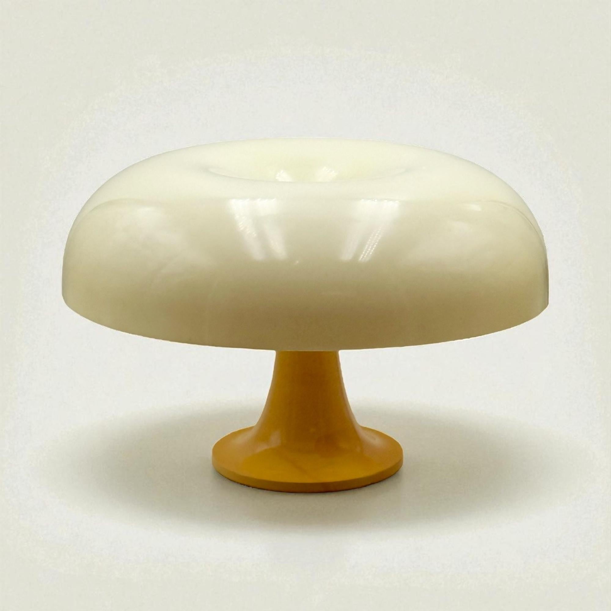 This Artemide Nesso lamp is a seminal piece of Italian Space Age design. Created in 1967 by the Gruppo Architetti Urbanisti Città Nuova and manufactured by Artemide, the Nesso represents the radical experimentation with plastics and form that