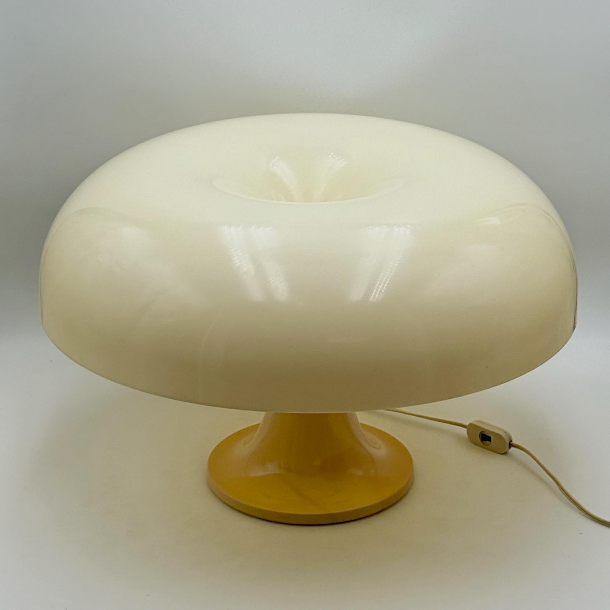 Artemide Nesso Lamp Italian 1960s Off White Resin Space Age Design For Sale 4