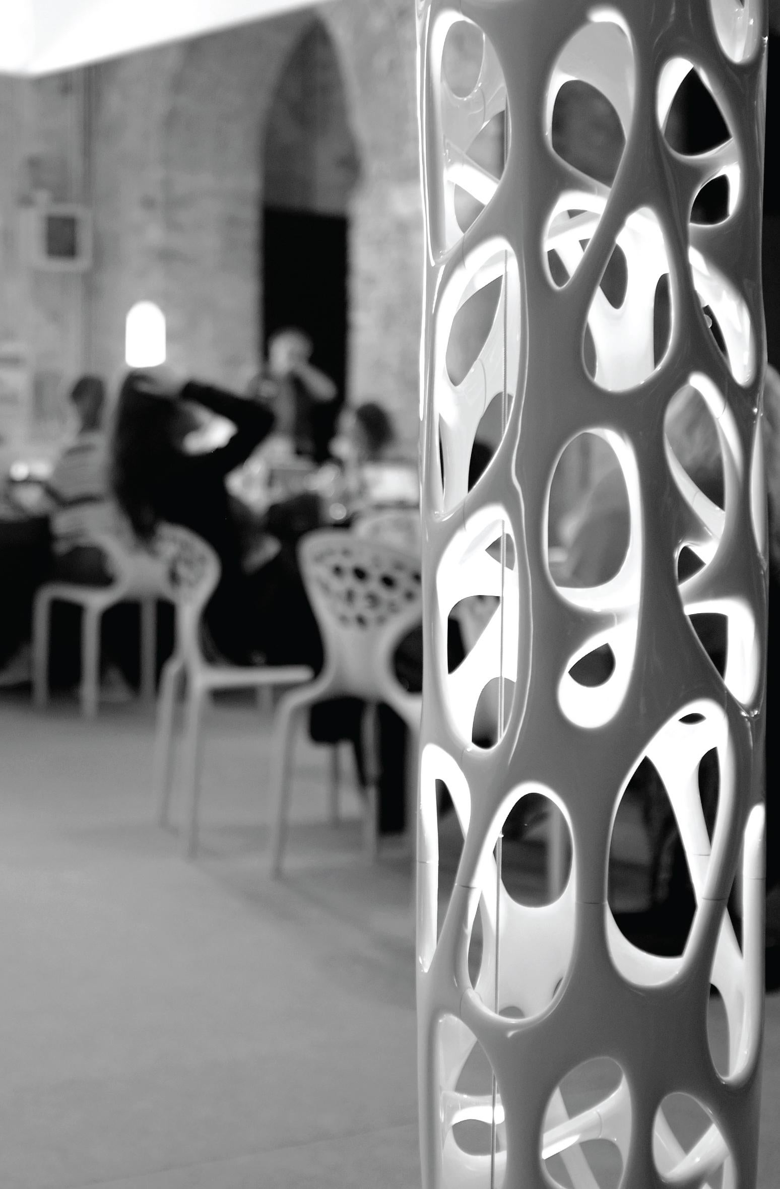 italien Artemide New Nature LED 30K Lampadaire en blanc par Ross Lovegrove en vente