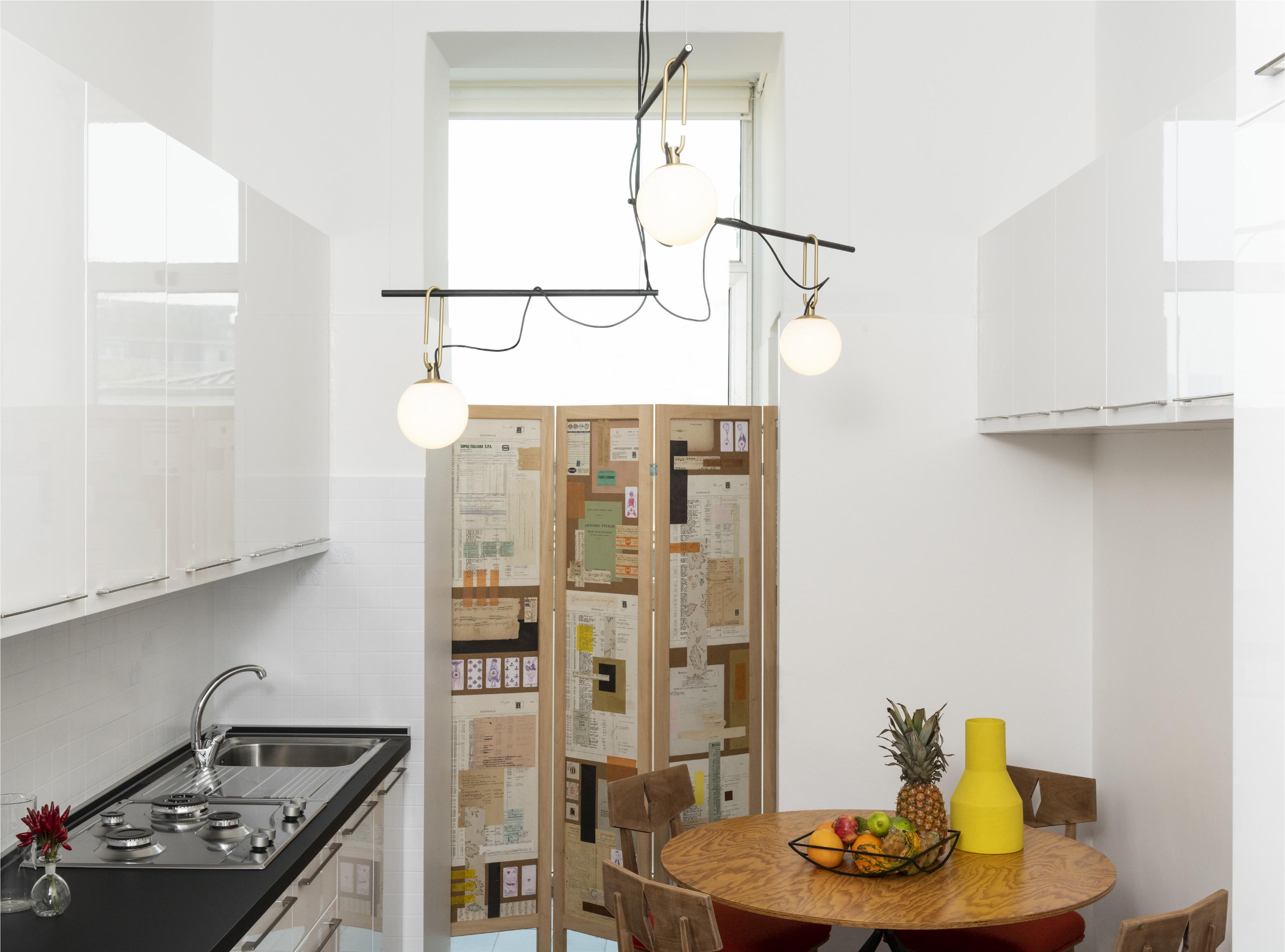 Artemide NH1217 Lampada da tavolo a LED in bianco con anello in ottone di Neri & Hu In condizioni Nuovo in vendita a Hicksville, NY