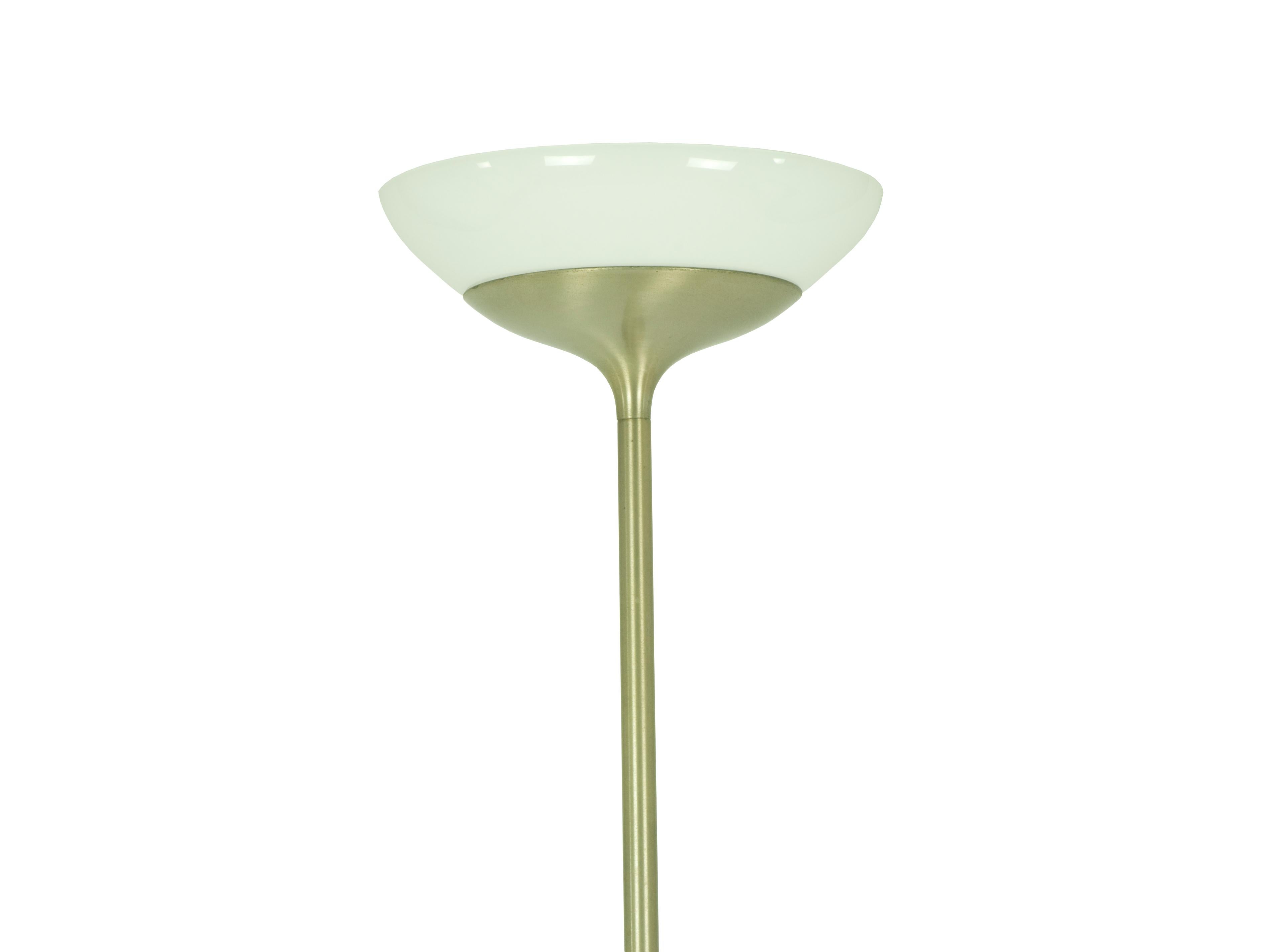 Un lampadaire Aminta iconique conçu par Emma Gismondi Schweinberger pour Artemide. La lampe est fabriquée en laiton nickelé et l'abat-jour en verre opalin. Il reste dans un très bon état vintage : Patine et usure conformes à l'âge et à l'usage. Il