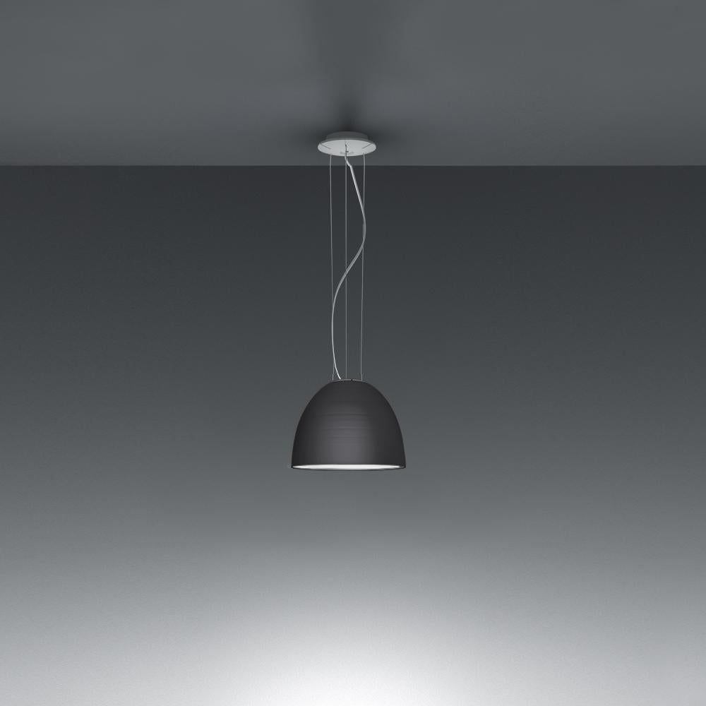 A system for the metamorphosis of light, Nur suspension has a sleek, contemporary dome shape that provides direct down lighting, with a sanded glass top that also allows a softer, more subtle diffused light to escape.
Nur creates indirect light