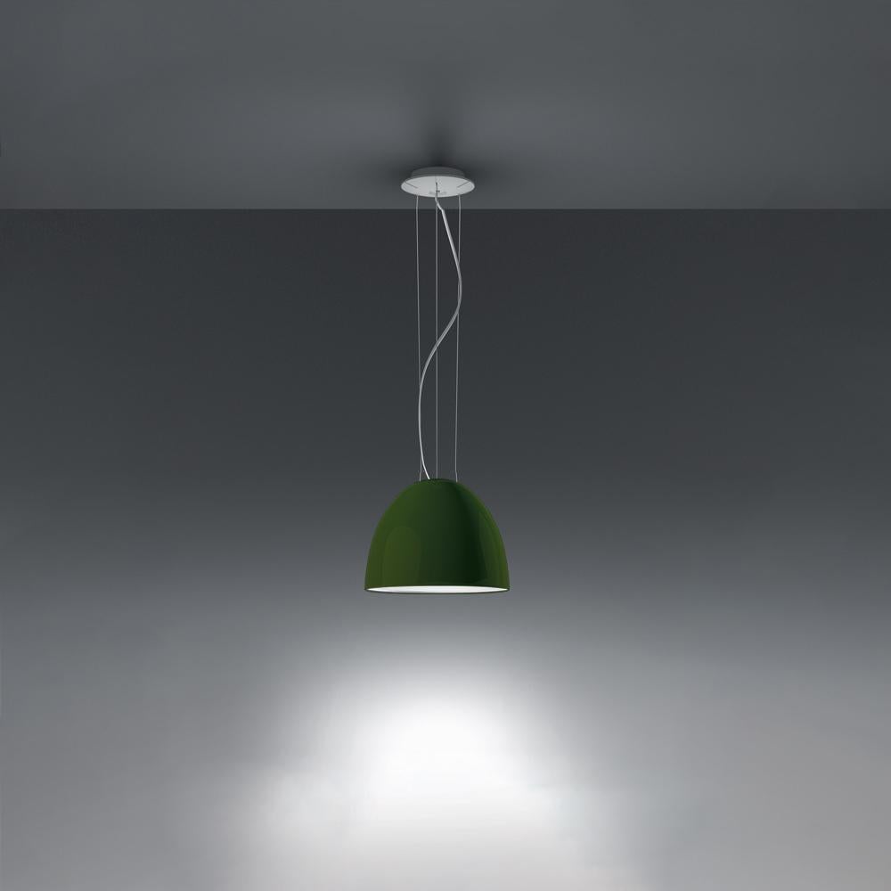 Ein System für die Metamorphose des Lichts: Die Nur Pendelleuchte hat eine schlanke, moderne Kuppelform, die für direktes Downlighting sorgt, mit einer geschliffenen Glasplatte, die auch ein weicheres, subtileres, diffuses Licht entweichen lässt.