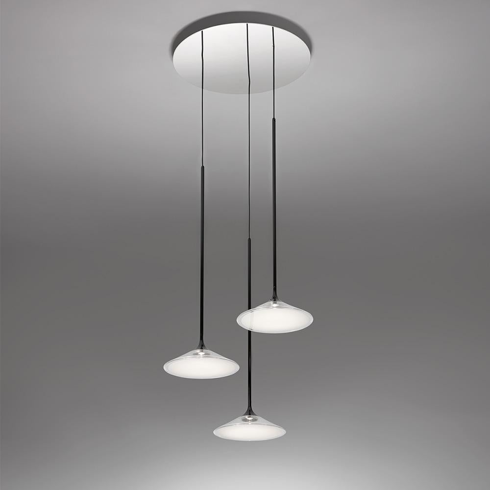 Orsa is the embodiment of precision. An elegant pendant light pared down to its essential elements, Orsa allows the light to express a larger volume.
A slim metal stem flares out at one end to form the heat-sink and housing for the LED, with a UV