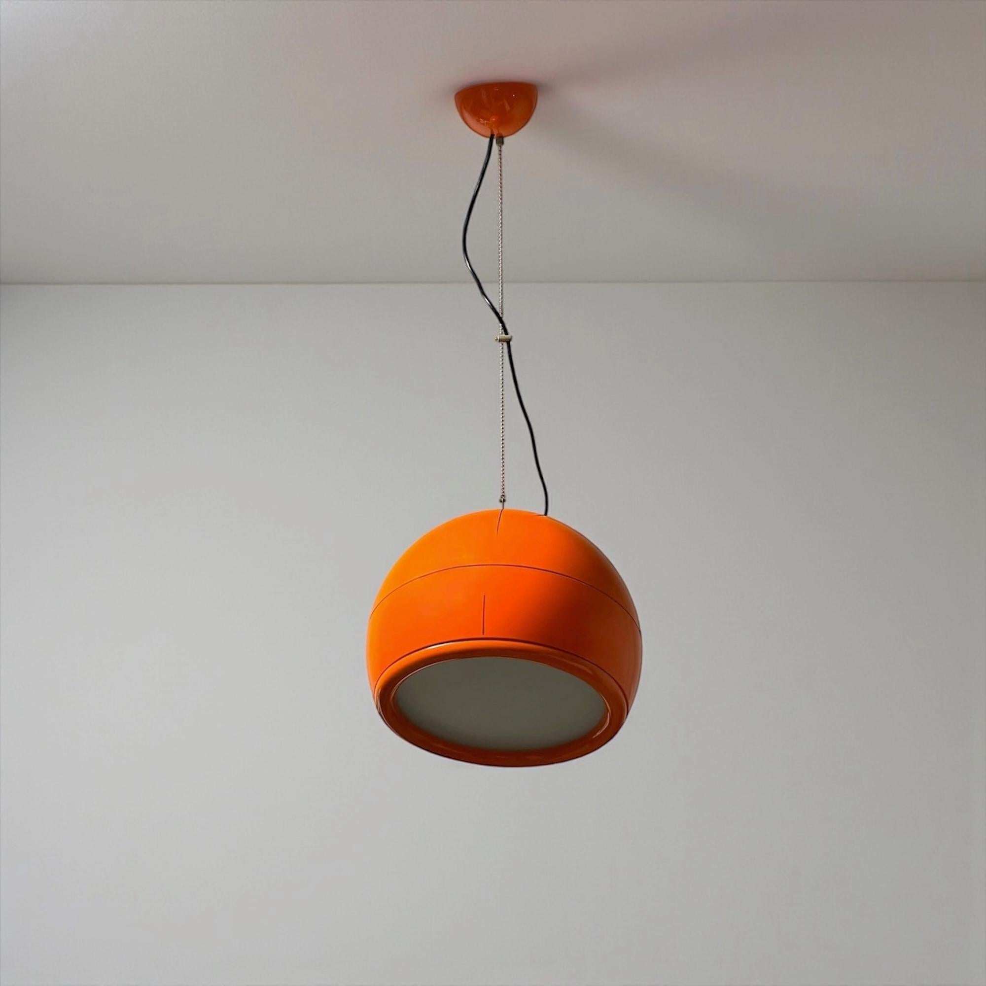 Artemide 'Pallade' Orange Hanging Lamp by Studio Tetrarch - Italian Design Icon In Good Condition For Sale In San Benedetto Del Tronto, IT