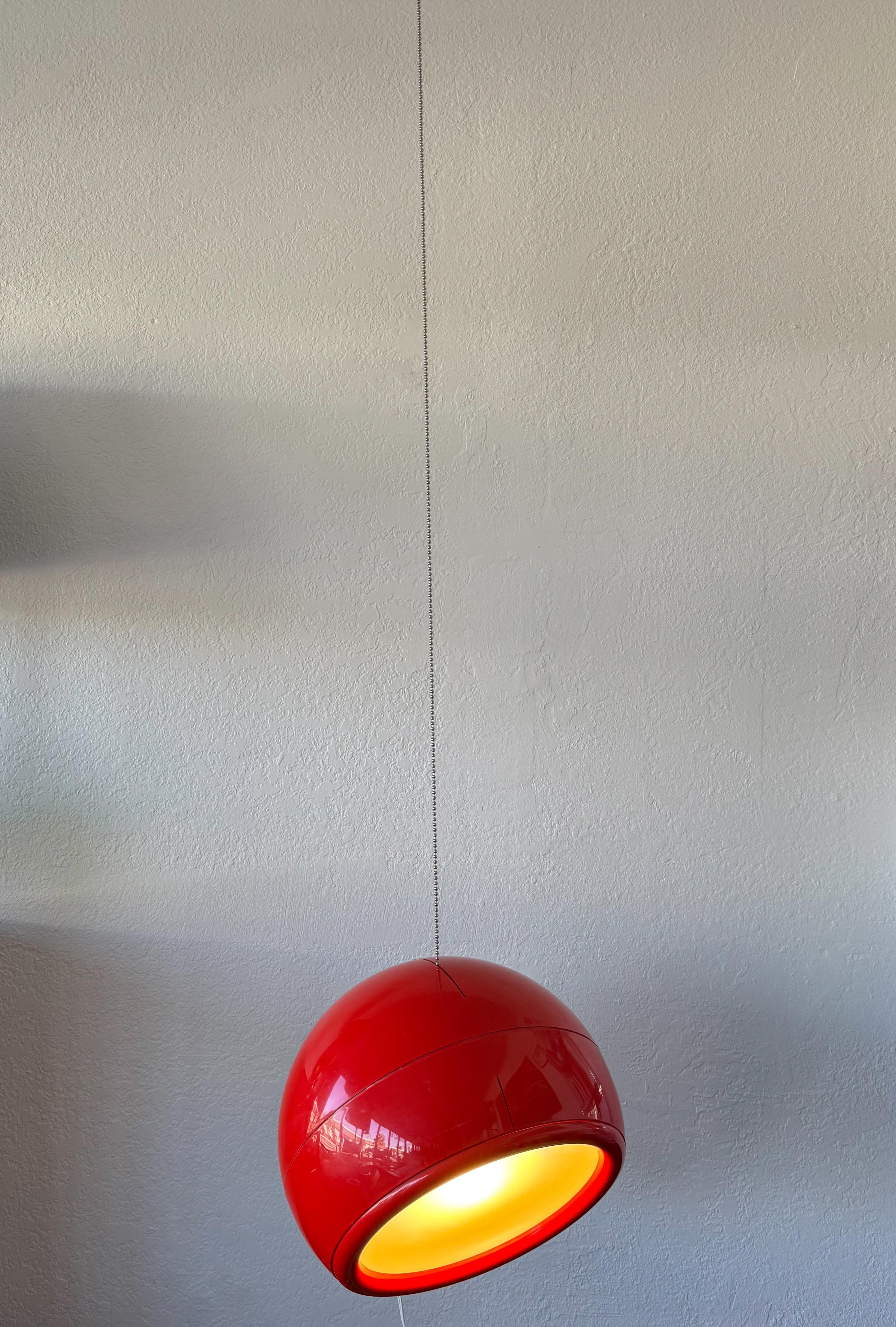 Mid-Century moderno Lampada a sospensione rossa 'Pallade' di Artemide da Studio Tetrarch in vendita