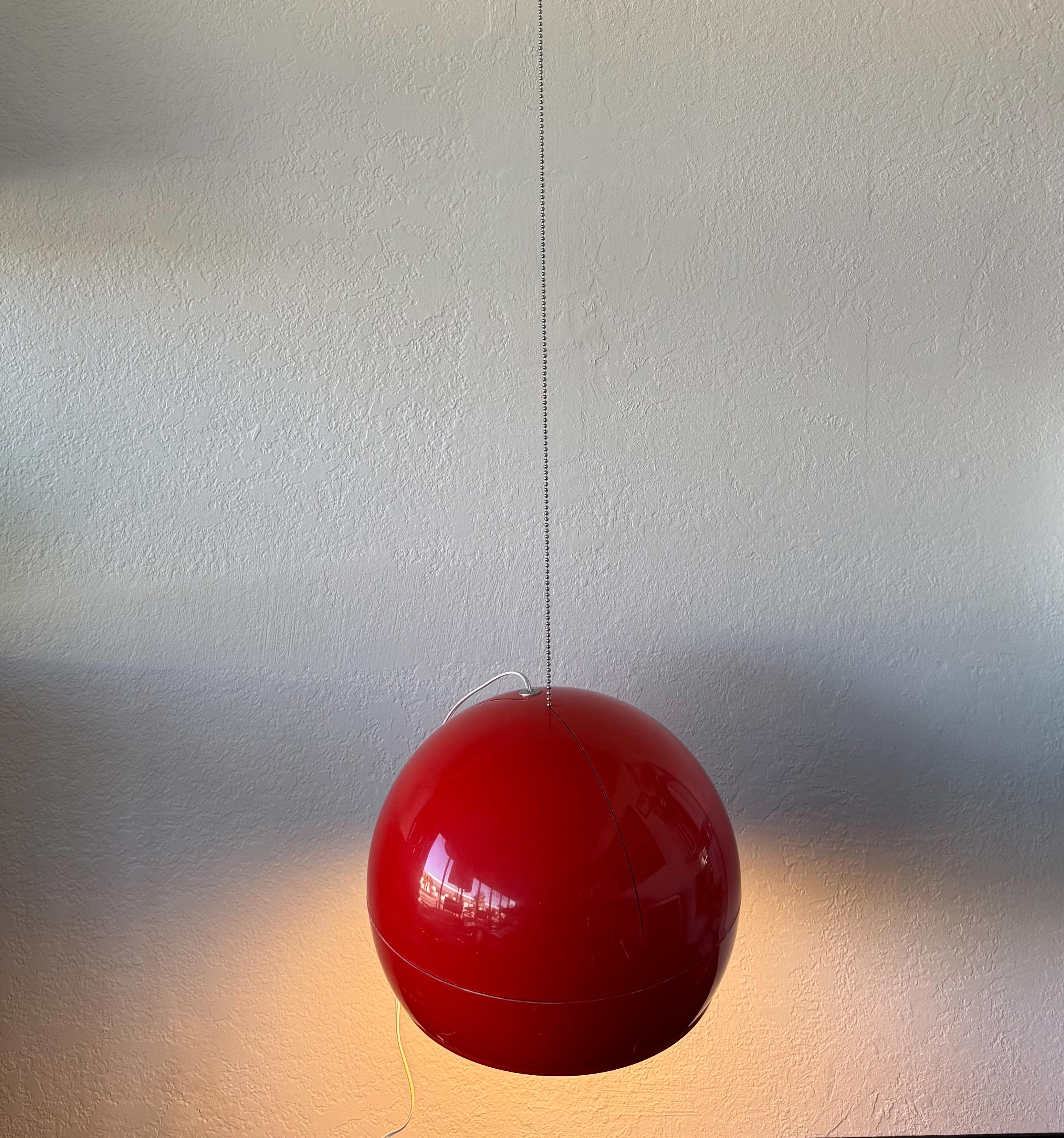 Fatto a mano Lampada a sospensione rossa 'Pallade' di Artemide da Studio Tetrarch in vendita