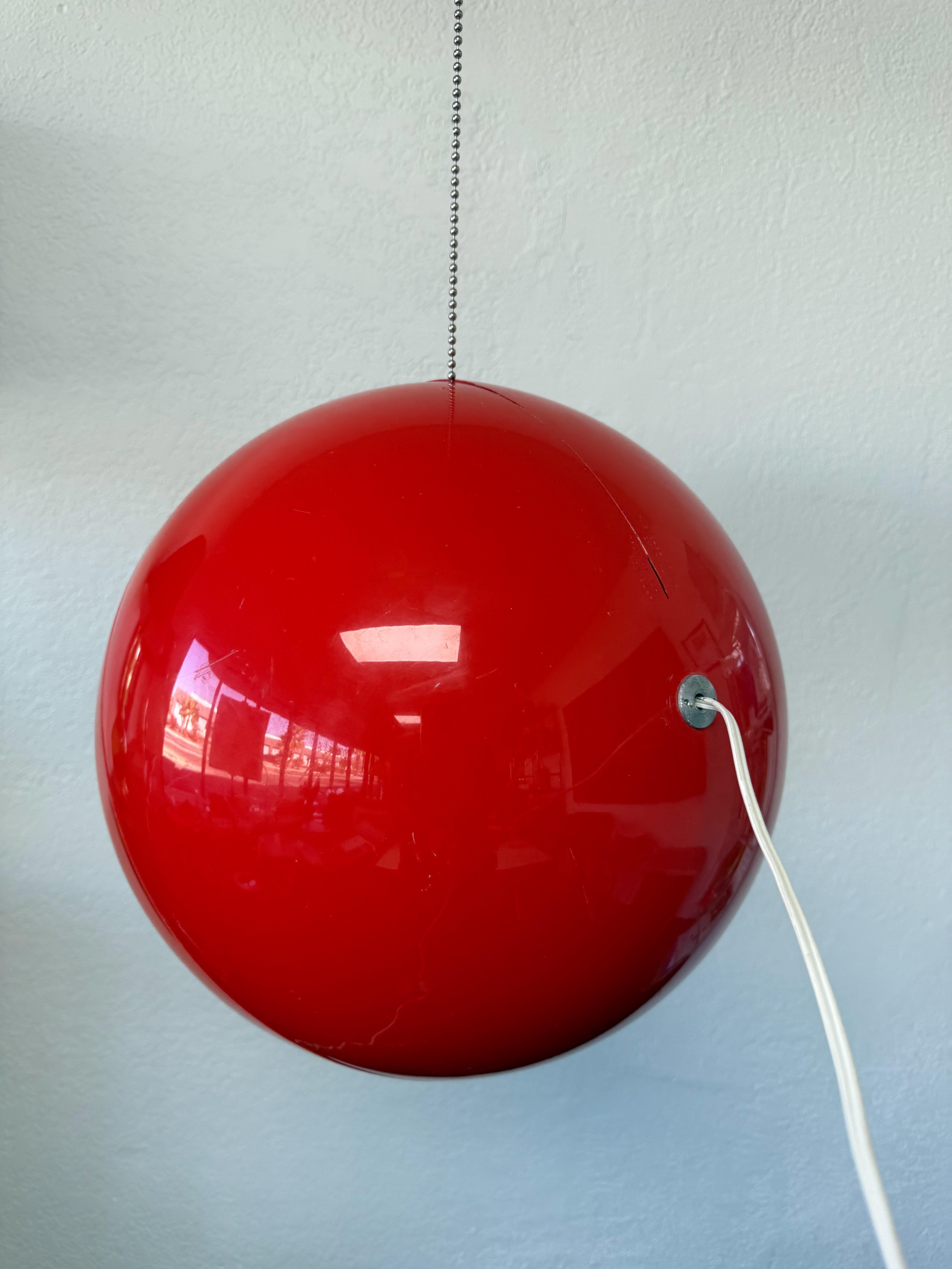 Metà XX secolo Lampada a sospensione rossa 'Pallade' di Artemide da Studio Tetrarch in vendita