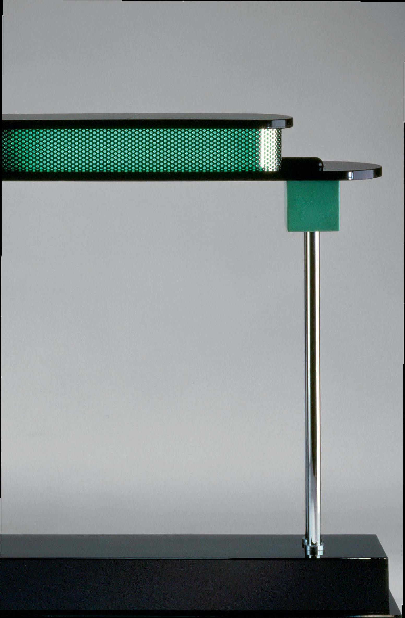 Artemide Pausania LED-Tischleuchte in Schwarz und Grün von Ettore Sottsass.
 
Der Pate des zeitgenössischen italienischen Designs, Ettore Sottsass, war der Meinung, dass Produkte ebenso sinnlich wie funktional sein sollten. Sottsass, der als