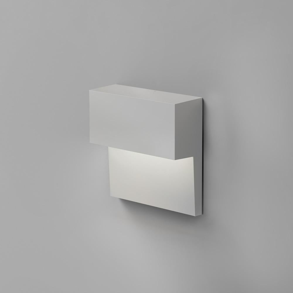 An elegantly proportioned, wall-mounted luminaire for direct and indirect lighting, Piano consists of a cast-aluminum body which can be powder-coated white, silver or anthracite grey and a frosted plastic diffuser lens.

Suitable for hospitality as
