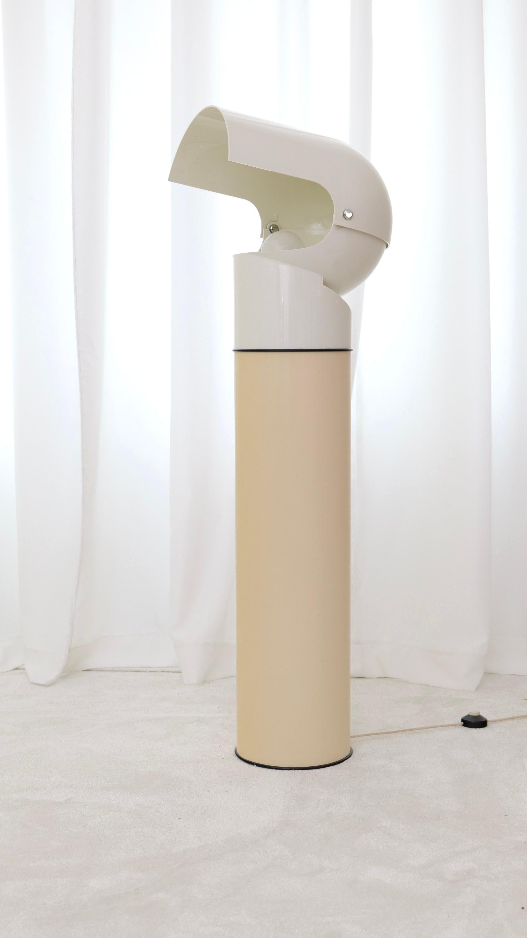 Rara lampada da terra disegnata da Gae Aulenti per Artemide.
buone condizioni con lievi segni d'uso e patina.
È noto per il film A Space 1999.

Made in Italy - Anni '70

