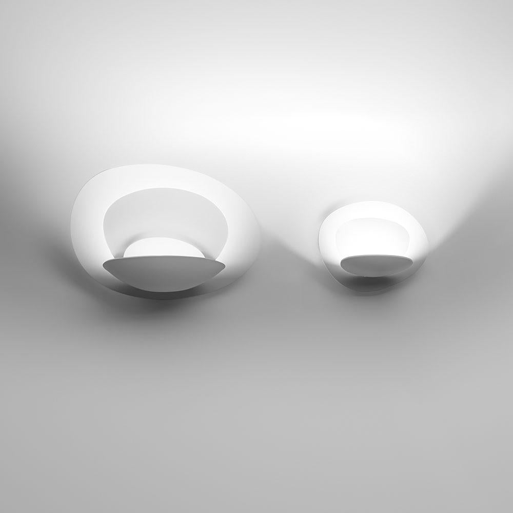 Spirals gently descend delivering sculptural light effects. Painted aluminum body in white or black. 

Full size, mini and micro for wall, ceiling and suspension.
This item is currently only available in North America.
