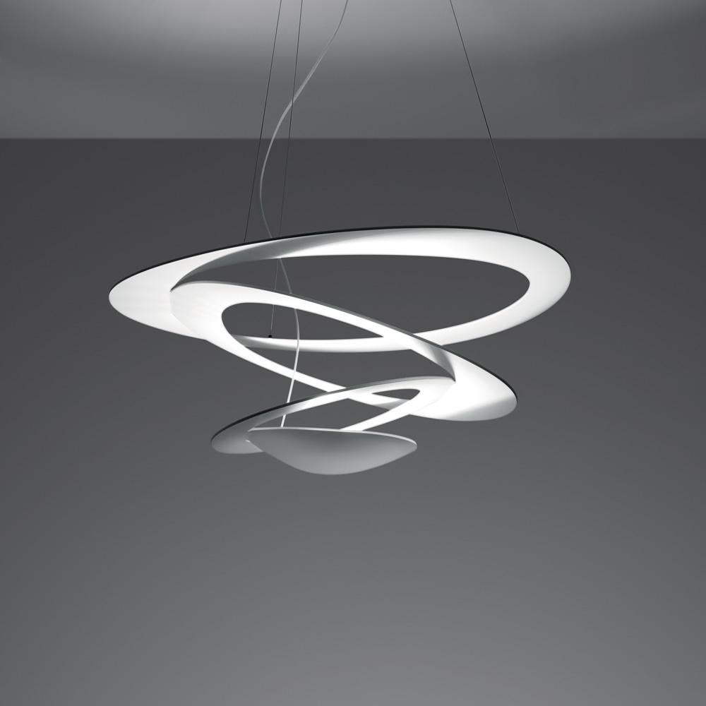 Sanft abfallende Spiralen sorgen für skulpturale Lichteffekte. Lackiertes Aluminiumgehäuse in Weiß oder Schwarz. 
Flexible Struktur aus lackiertem Stahl, überzogen mit einer natürlichen, vergilbungsfreien Silikonhülle.
Vollformat, Mini und Mikro für
